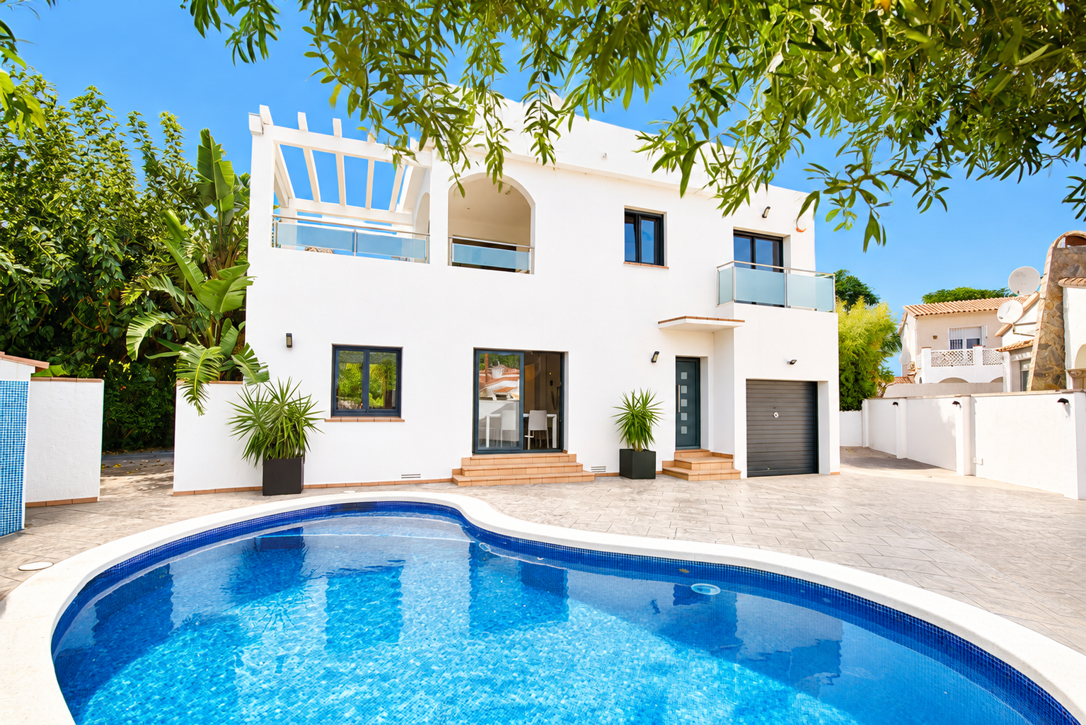4-bedroom house with private pool