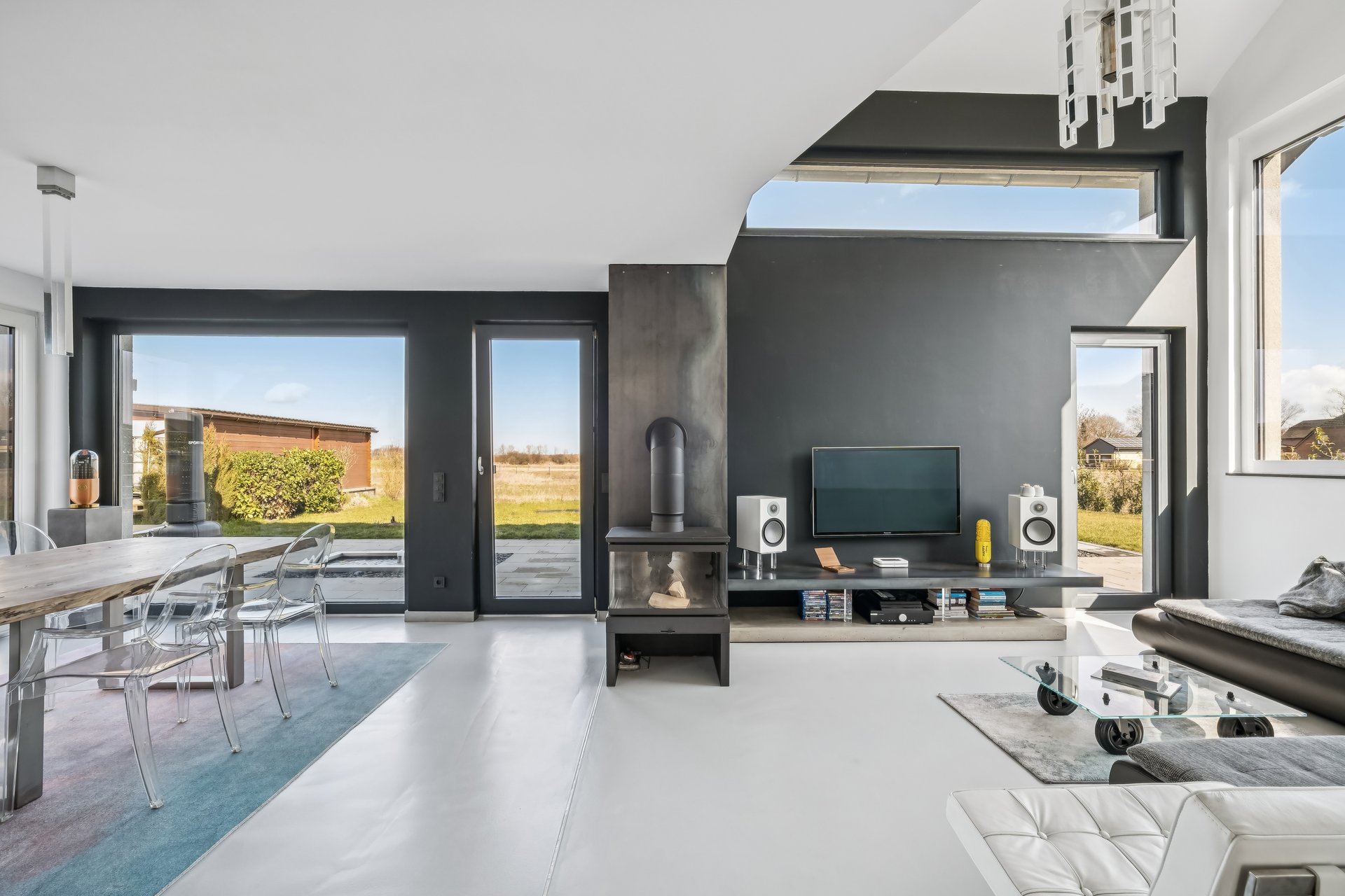 Designorientiertes Einfamilienhaus mit klaren Linien, Galerie und Blick ins Grüne