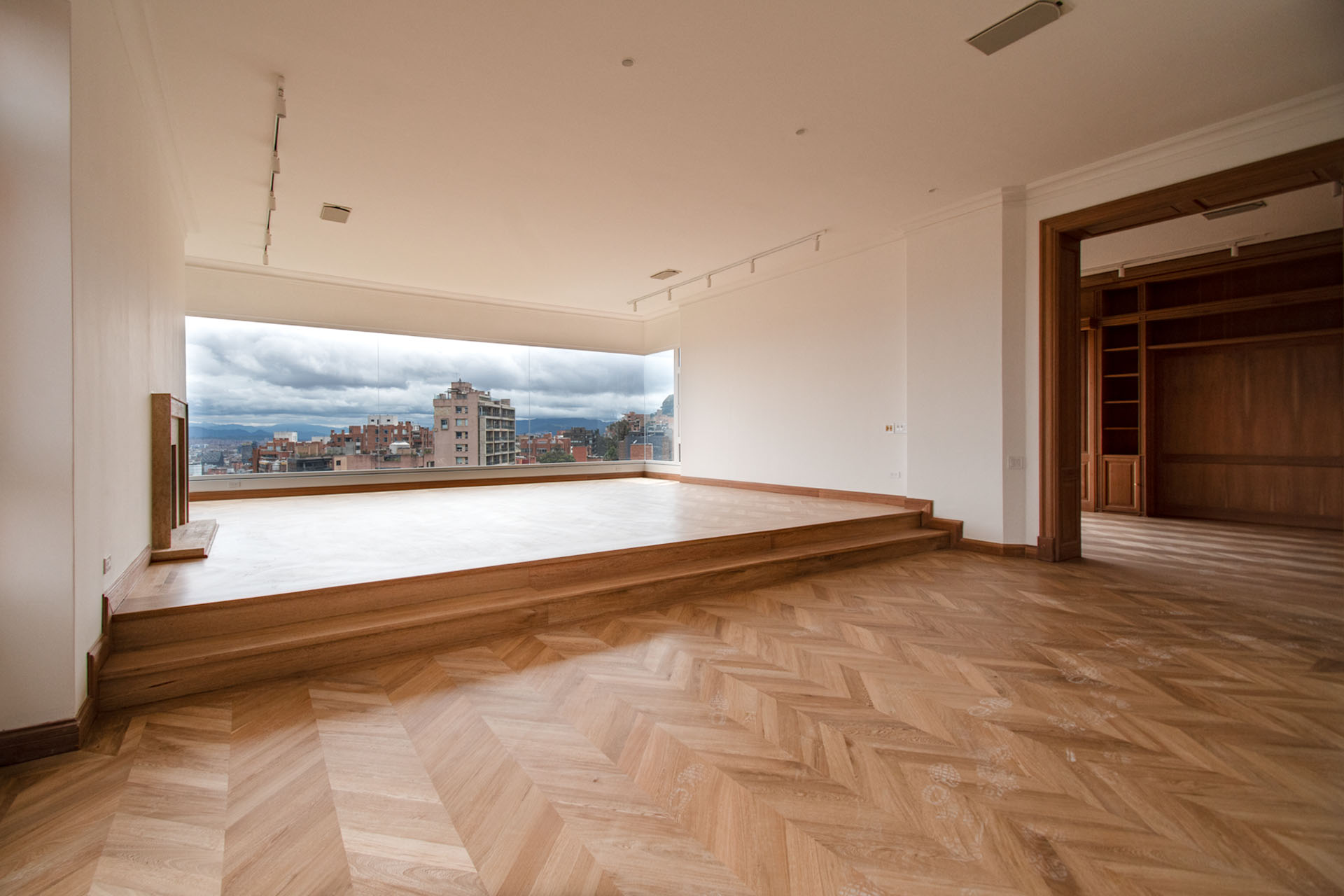 Exclusivo penthouse con vista verde y terraza para arriendo en Rosales
