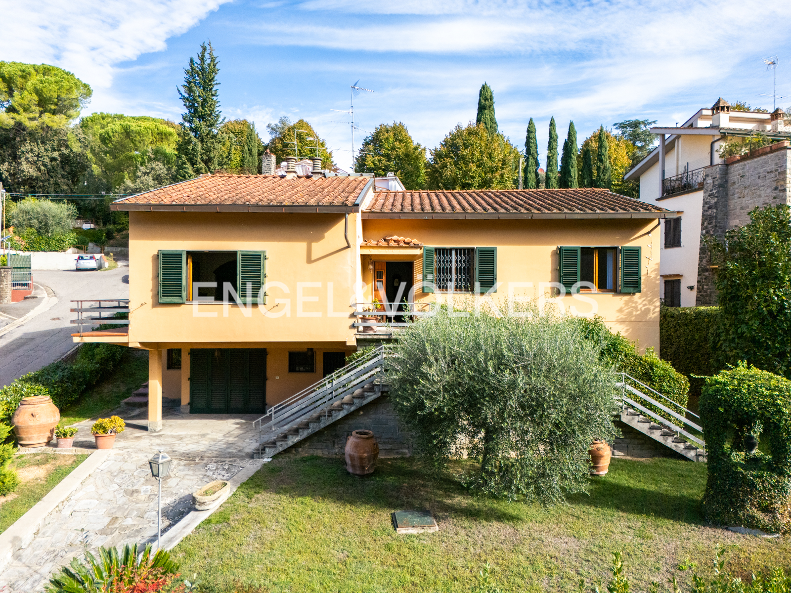 Detached villa with a 1,000 sq m private garden in Bagno a Ripoli