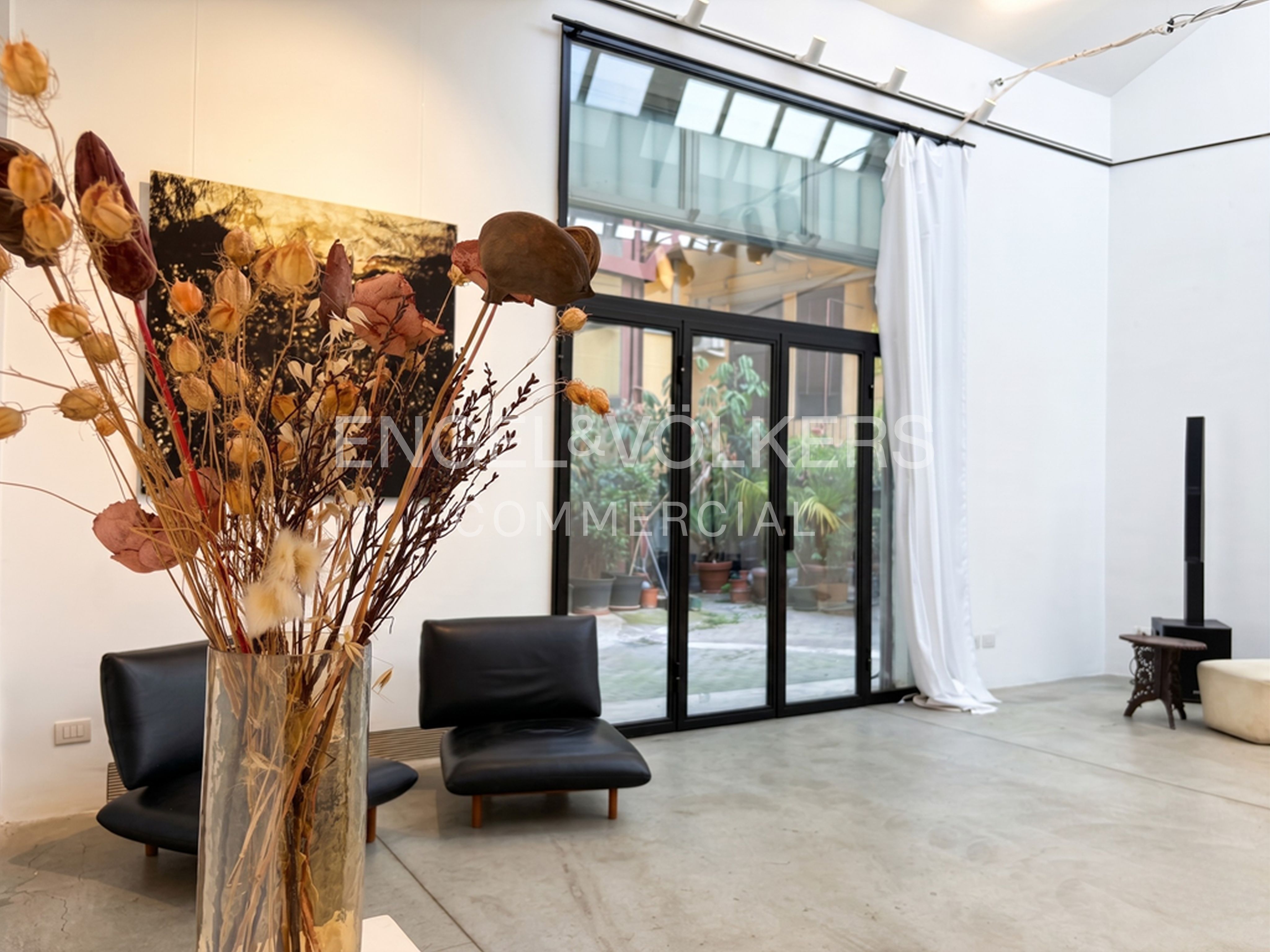 Showroom di Prestigio nel Cuore di Isola
