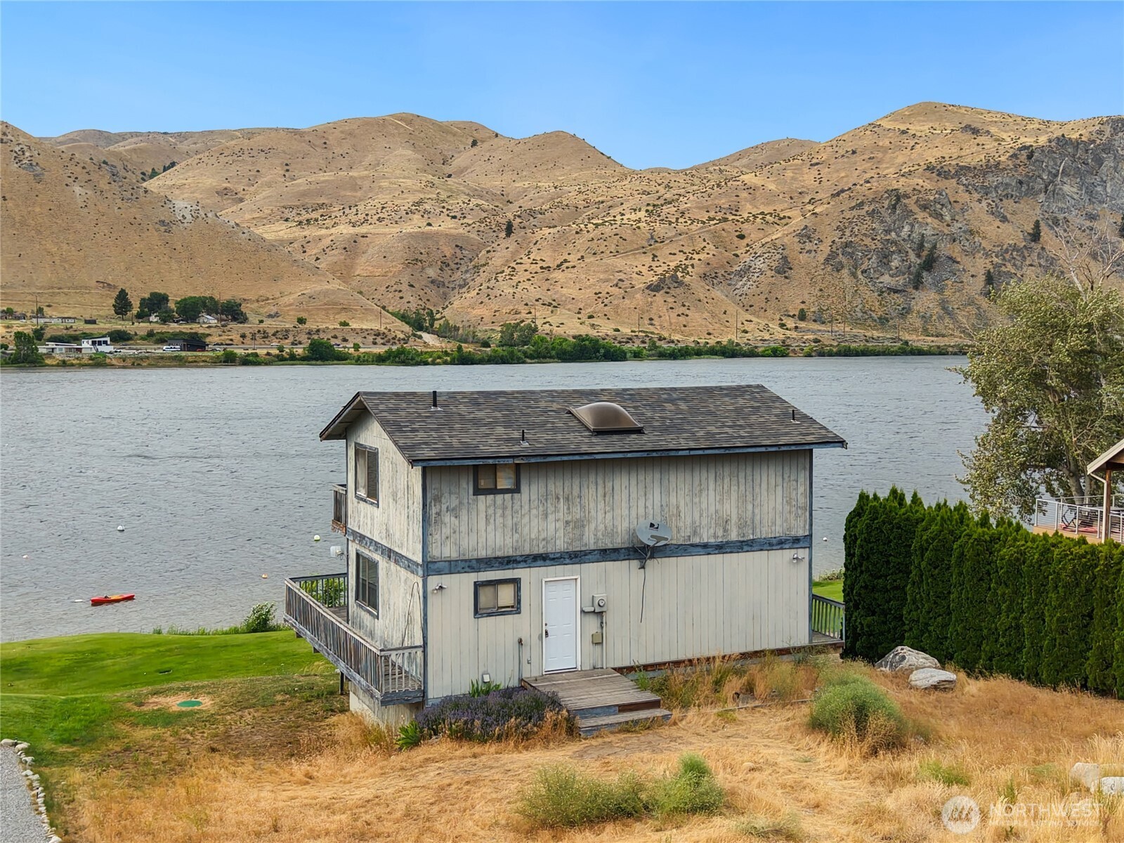 Columbia River Waterfront Luxury