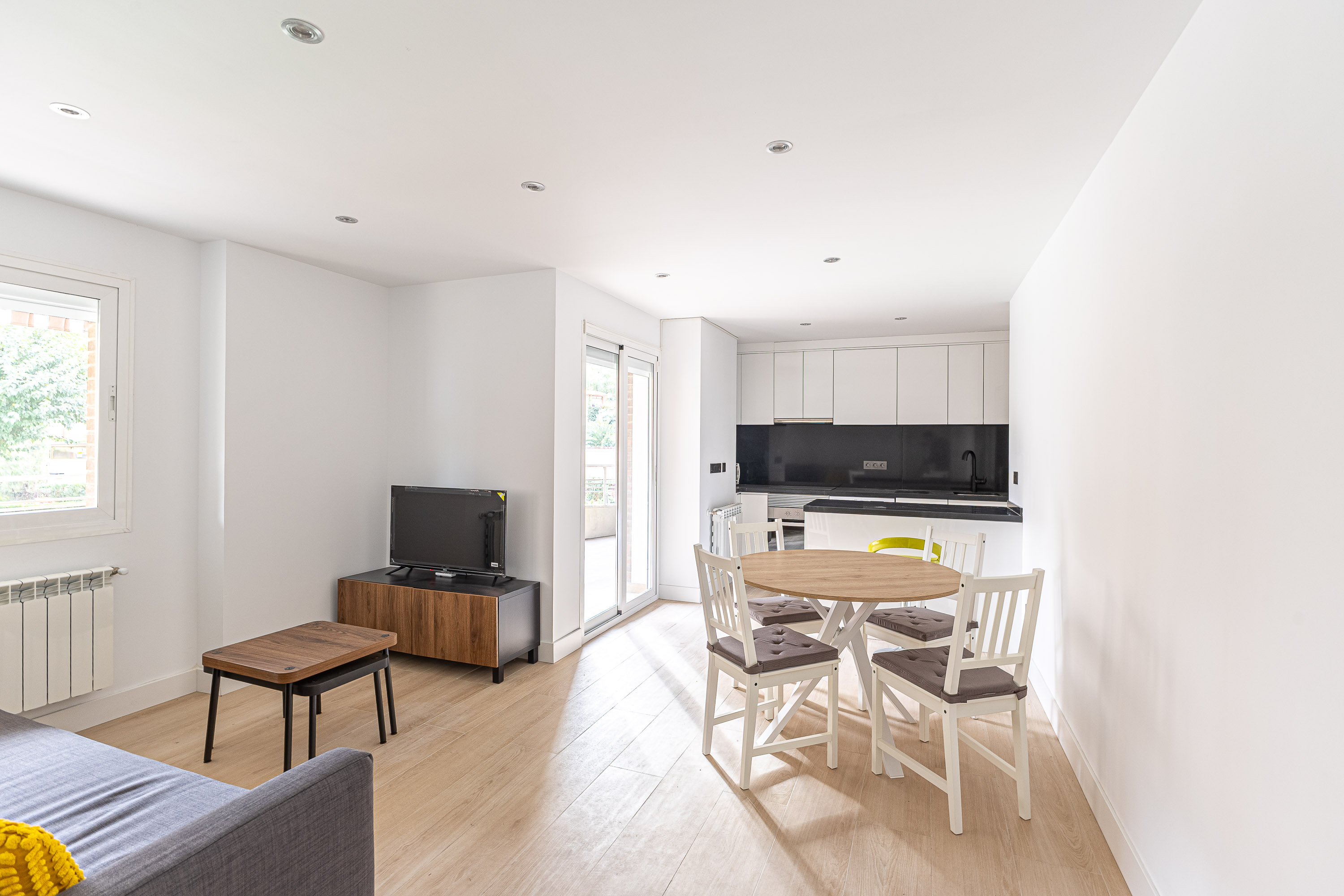 ¡Renovated apartment, fully equipped and ready to move in with pool!