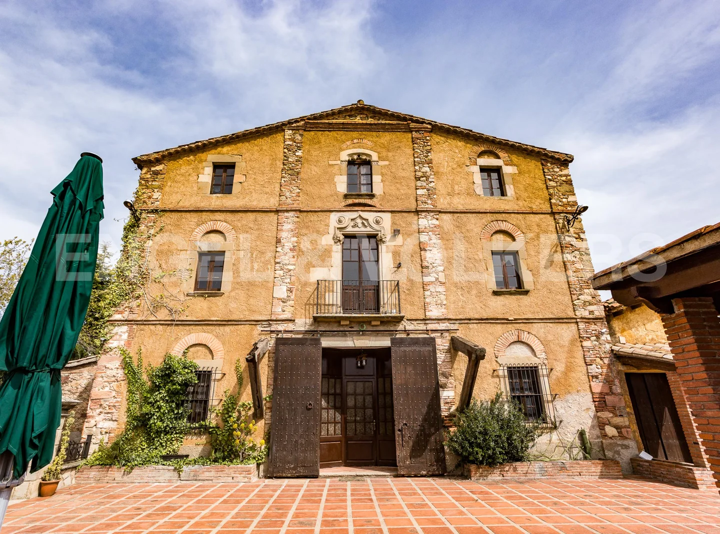 Historical masia with potential for investors
