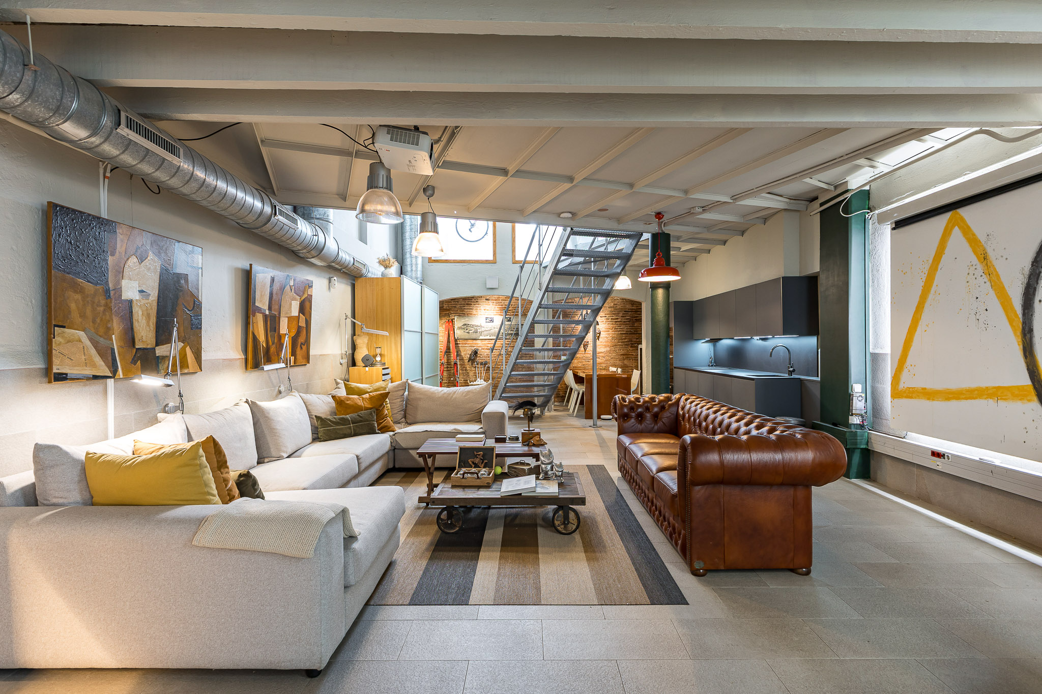 Loft industrial con luz y carácter en  Vila de Gràcia. EL ARTE DE VIVIR SIN TABIQUES.