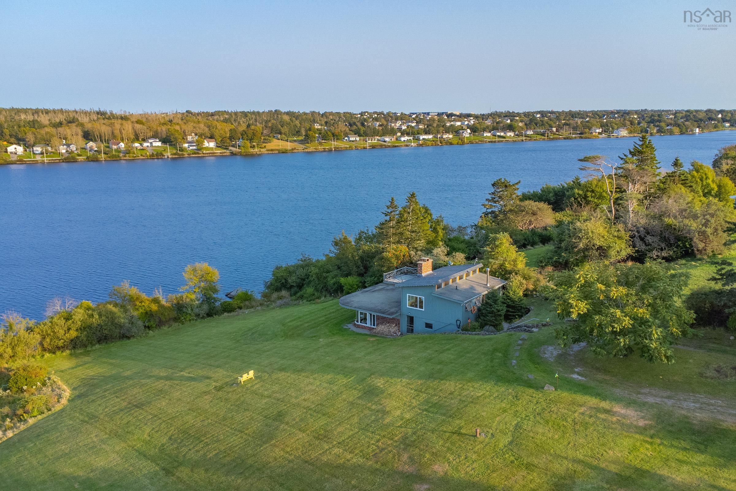 Extraordinary Lakefront Retreat