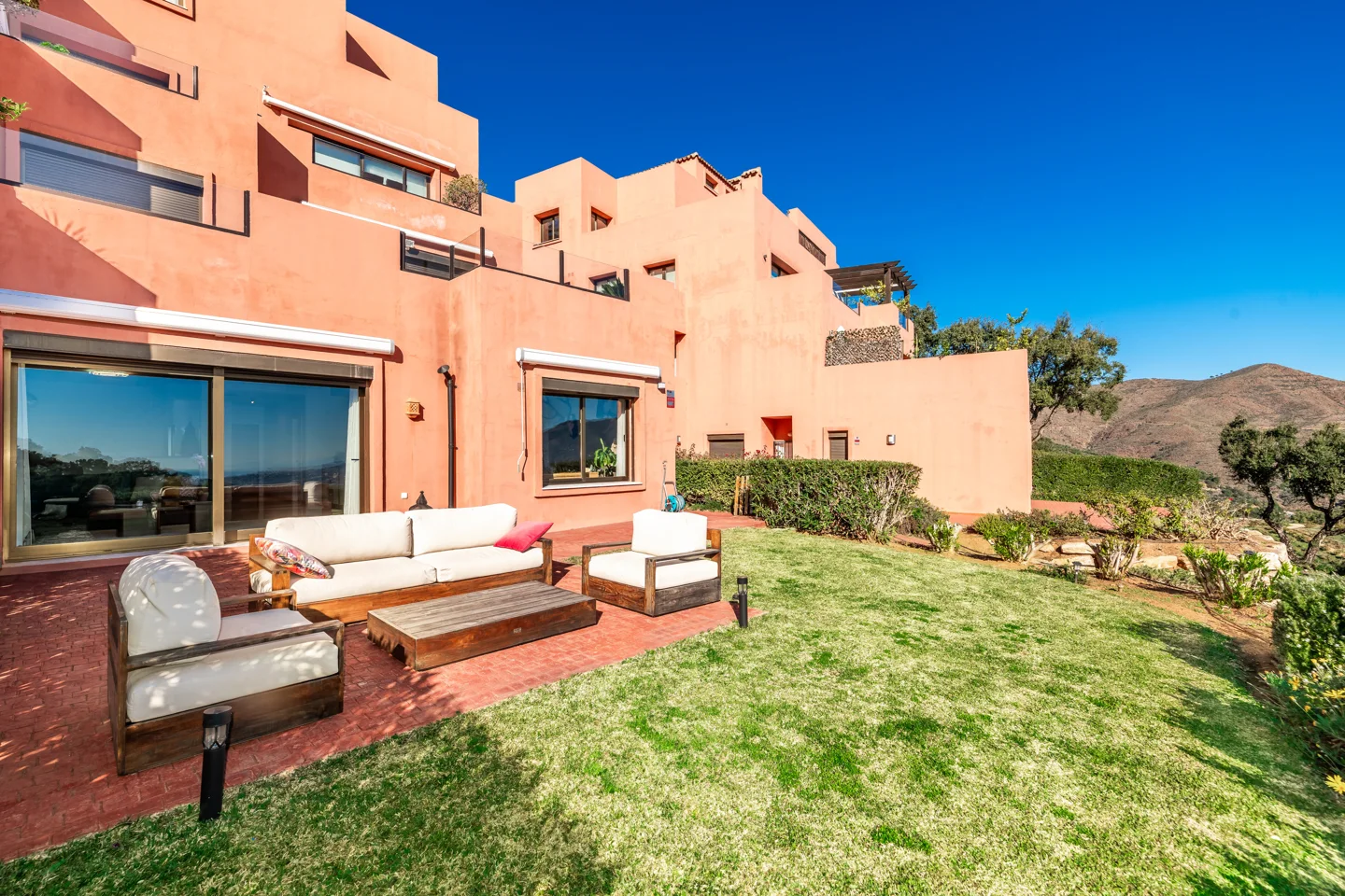 Beautiful 3 bedroom apartment in La Mairena with lovely views