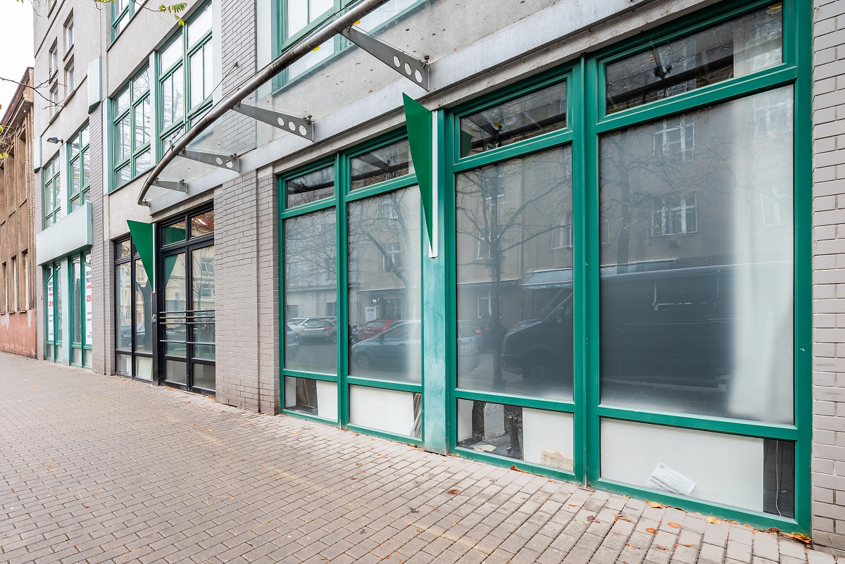 Flexible business space in an office building