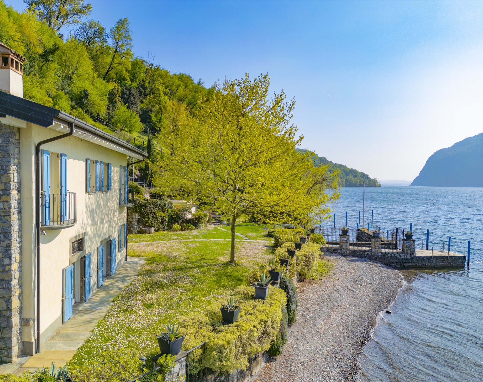 Villa pied dans l'eau nella Baia del Silenzio: charme e riservatezza in una location esclusiva