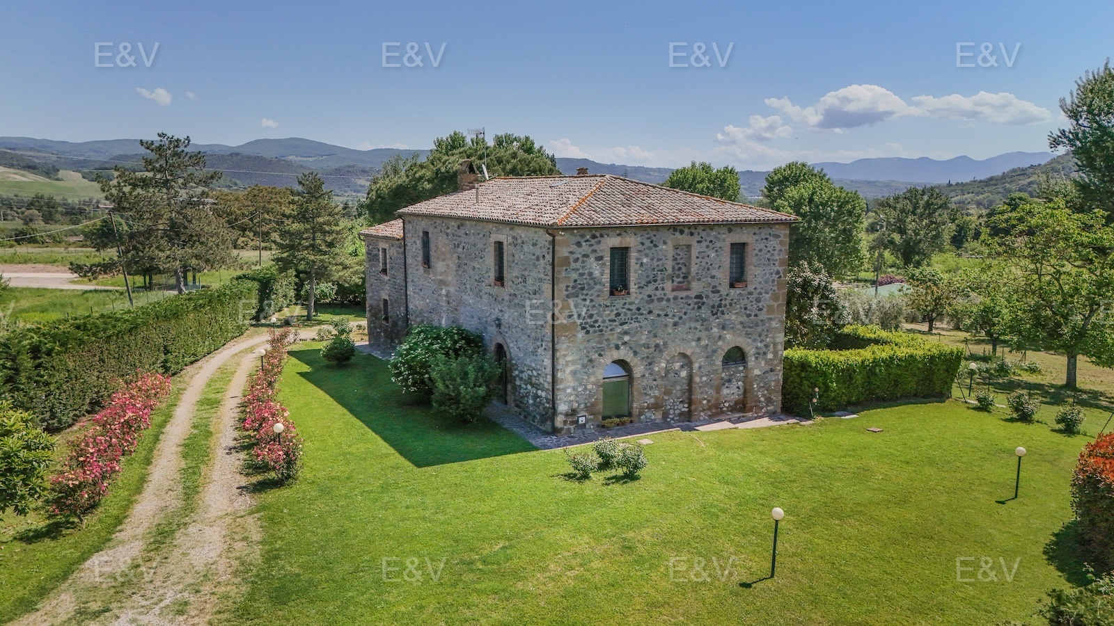 Antico casale in pietra con vista sul Duomo di Orvieto