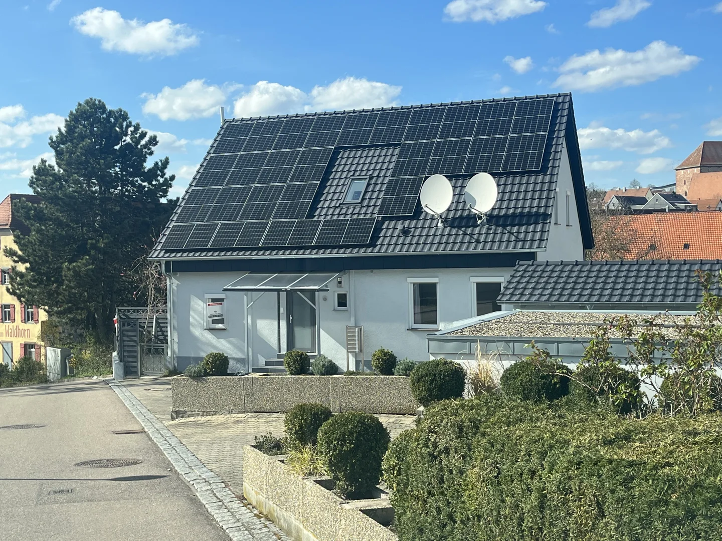 Komplett saniertes  3 Familienhaus mit  neuer Photovoltaik-Anlage! Für Eigennutzer und Kapitalanleger!