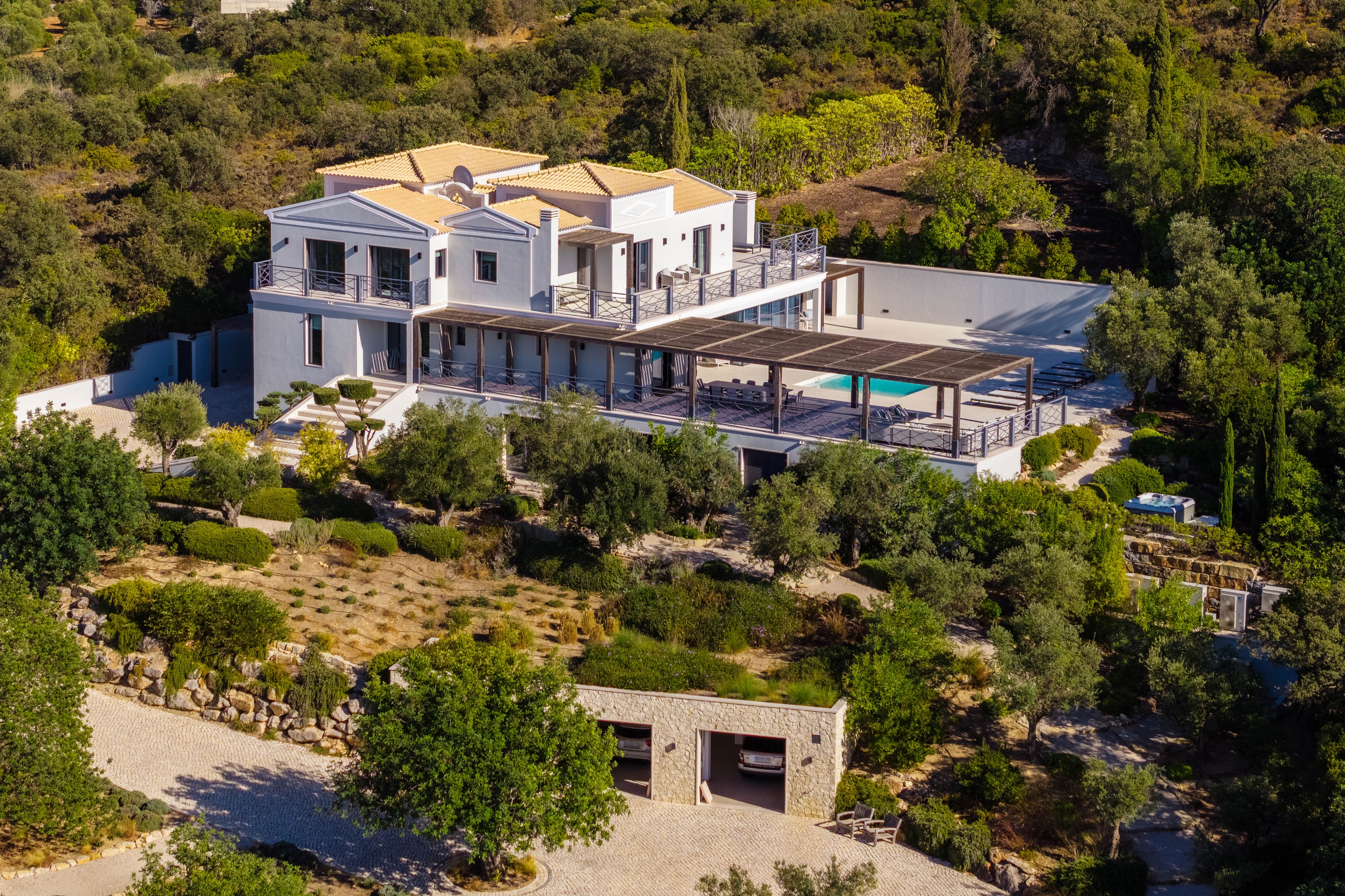 Renovierte Luxusvilla mit 6 Schlafzimmern, Meerblick und privatem Tennisplatz in Loulé, Algarve