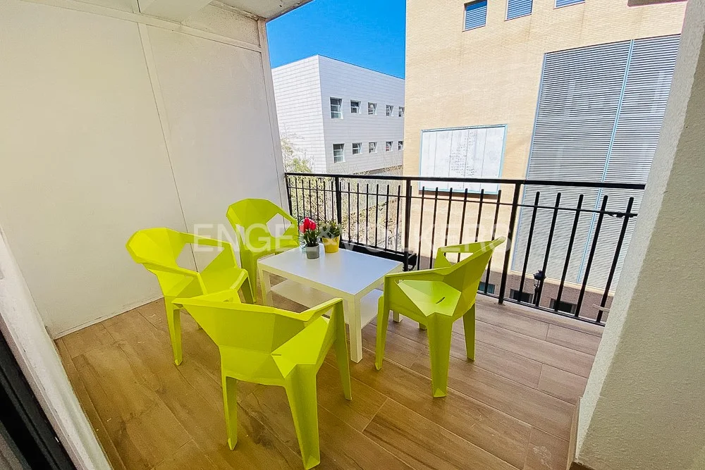 Bright flat with terrace for short stay in Nou Moles.