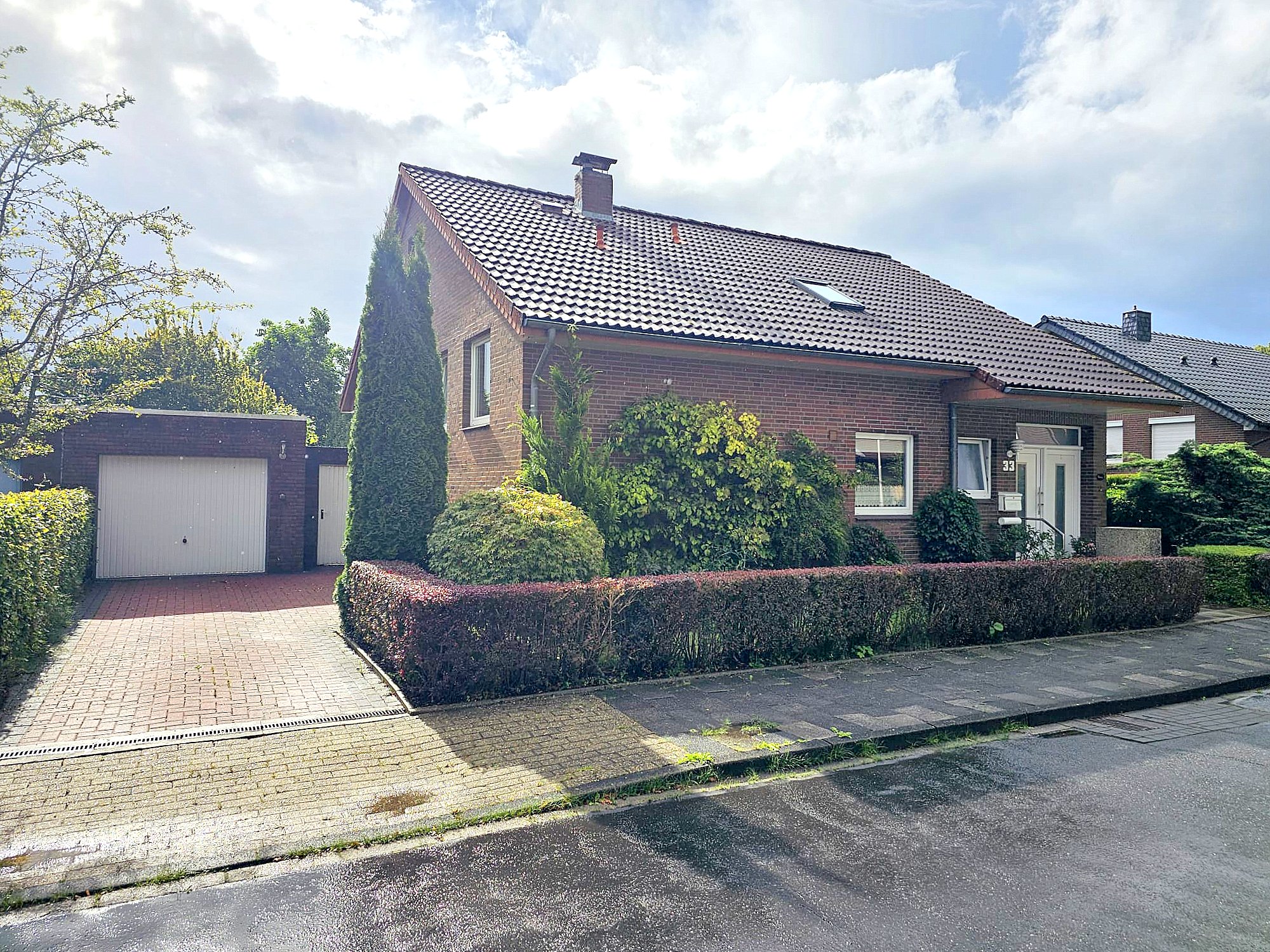 Charakterstarkes Raumwunder: Halbetagenhaus mit sonnigem Garten in Voslapp