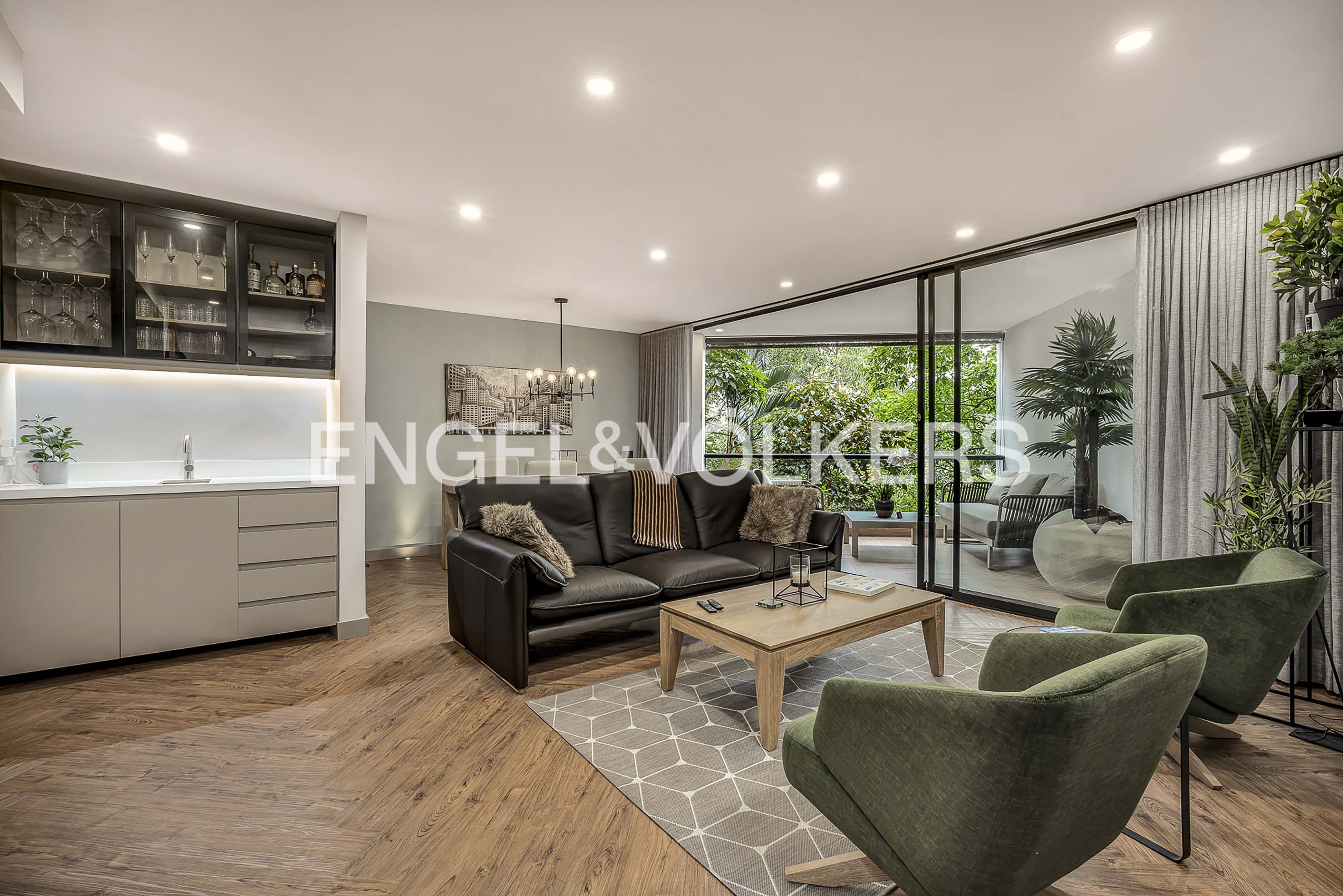 Apartamento amoblado con balcón para venta en El Tesoro, El Poblado