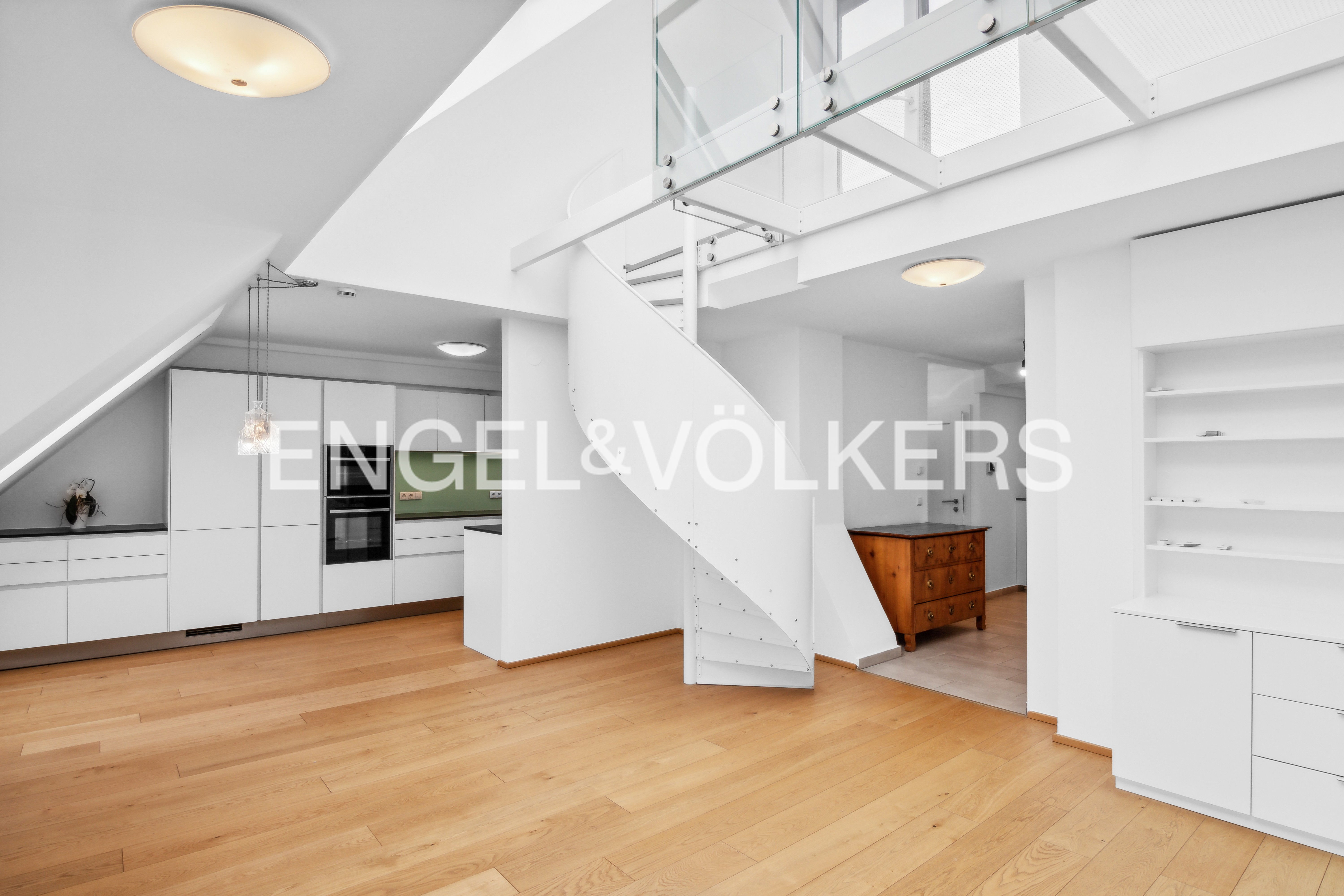 For lovers of Vienna's Servitenviertel: classic penthouse with old building flair and large roof terrace