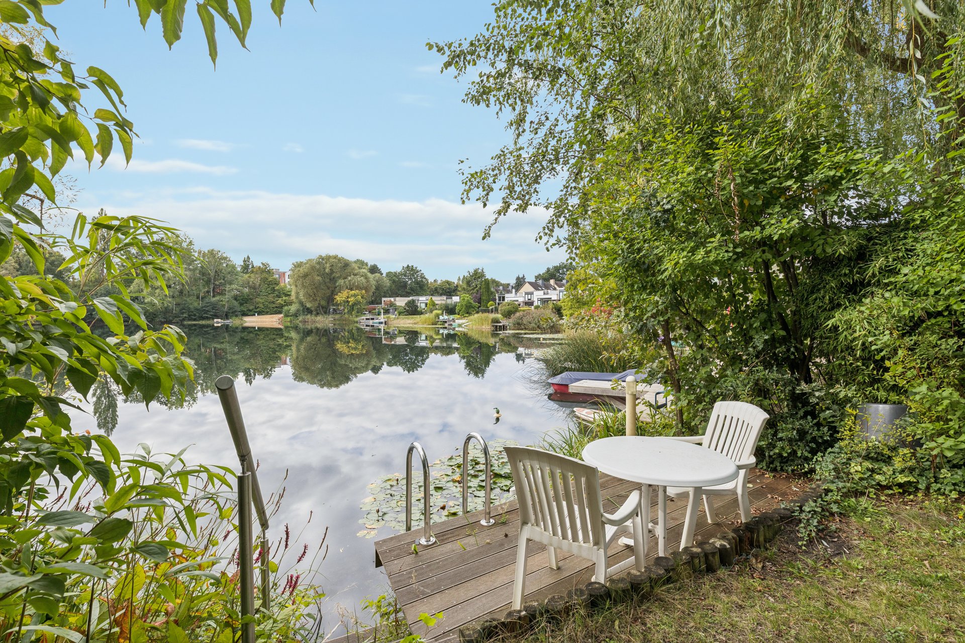 Wohnen direkt am See: besonderer Split-Level-Bungalow mit eigenem Steg