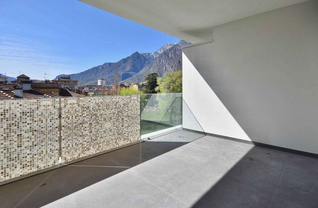 Vivi l’eleganza nel cuore di Trento: ampio quadrilocale con terrazza panoramica.