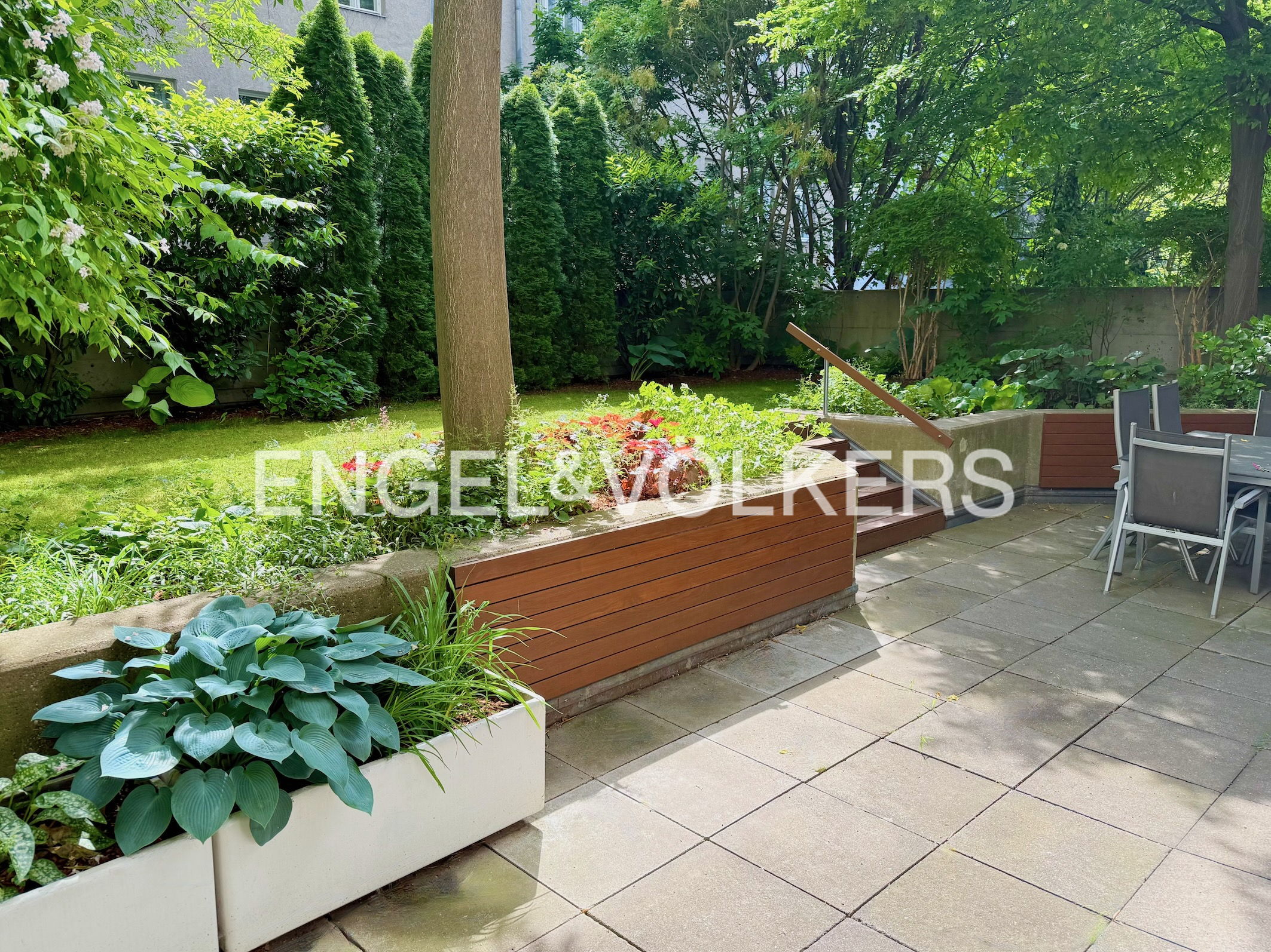 Top Location: 6-room-4 bathrooms garden apartment with terrace near American Embassy and Lycée français
