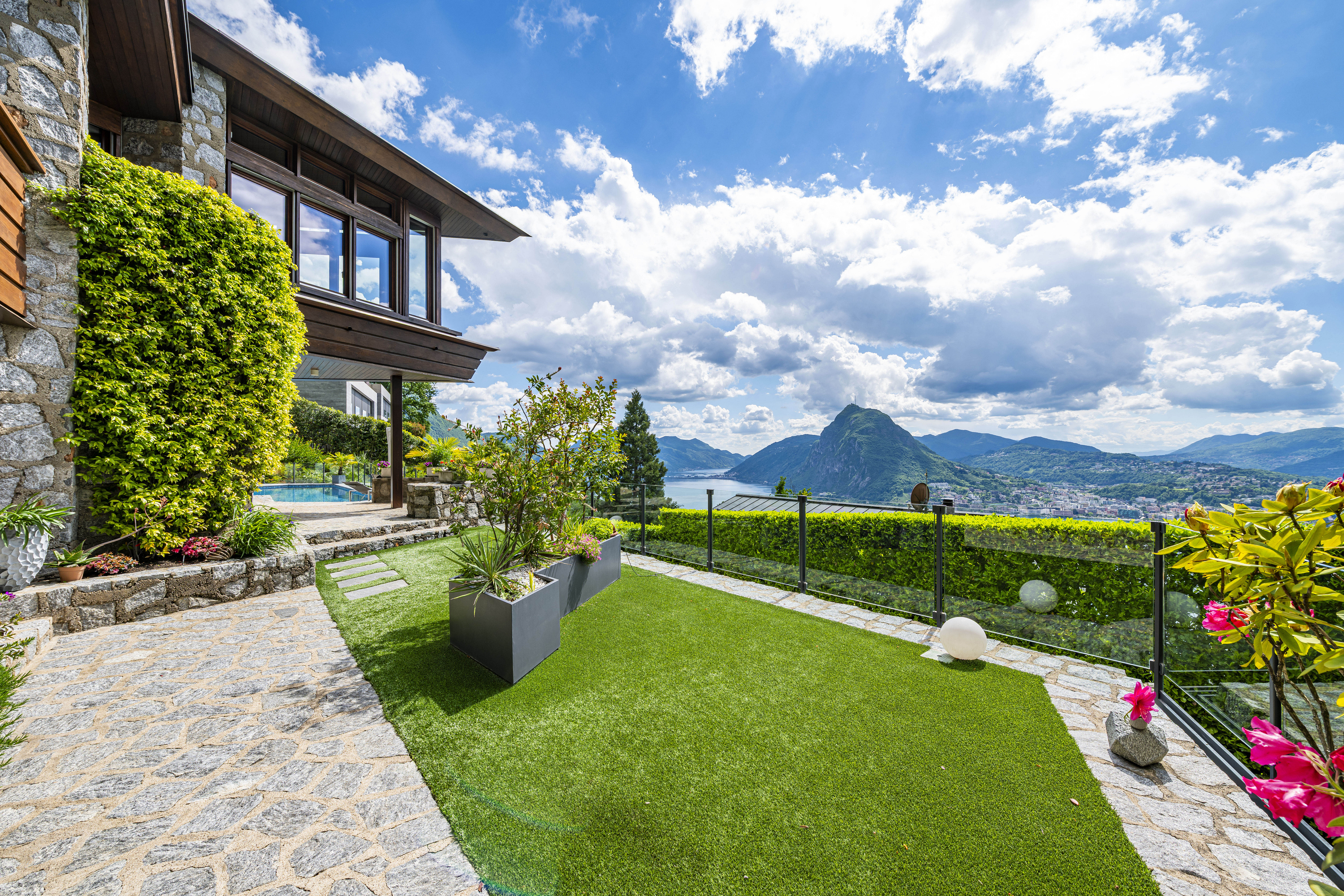 Exklusive Designervilla mit Seeblick und Pool