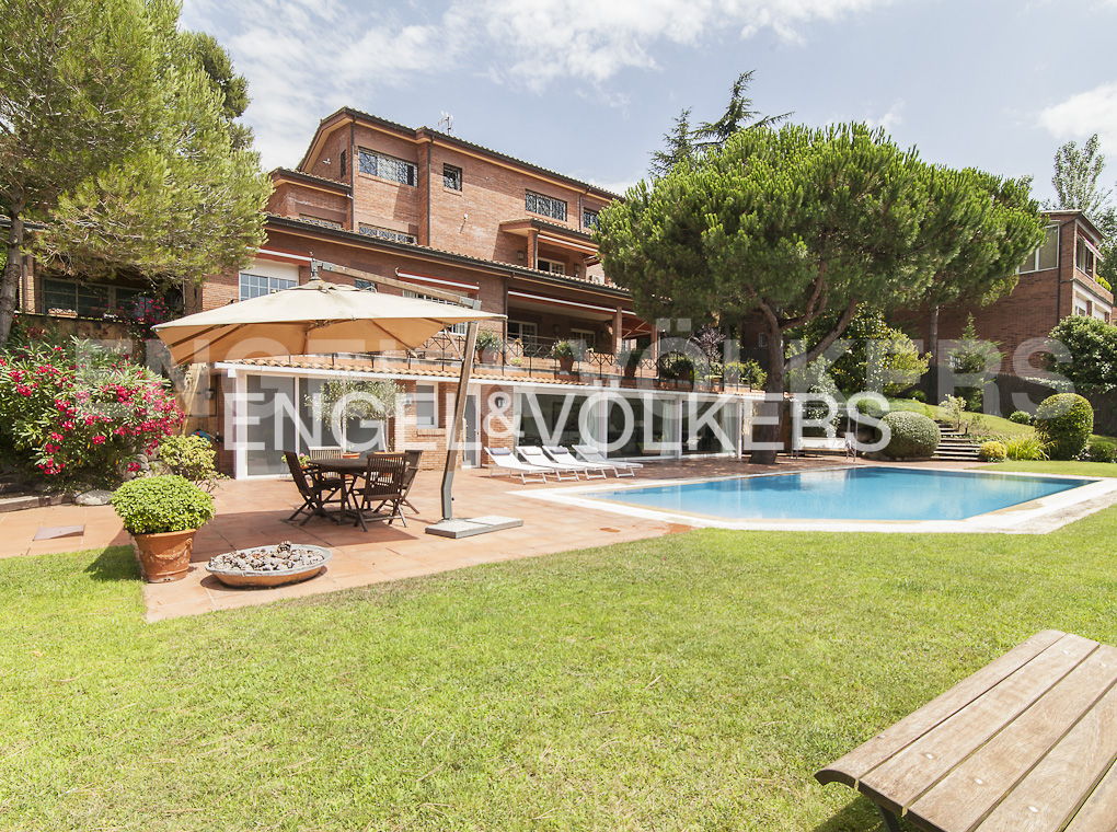 Espectacular casa con piscina y gran jardín