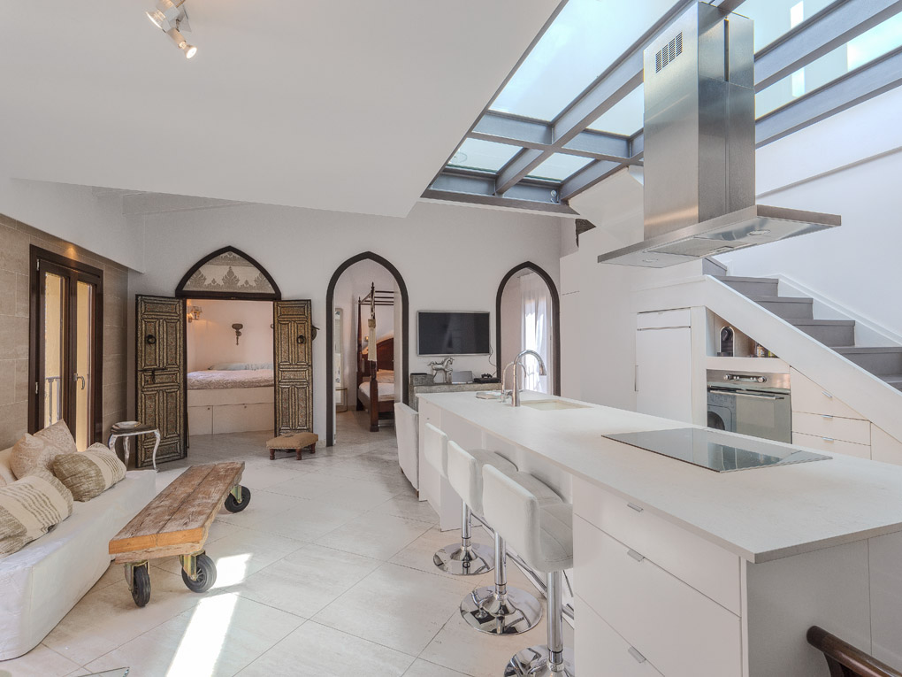 Charming penthouse with sunny terraces