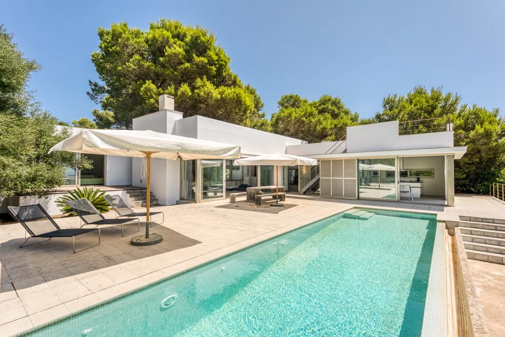 Espectacular casa minimalista con piscina y vistas al mar en S´Atalaia