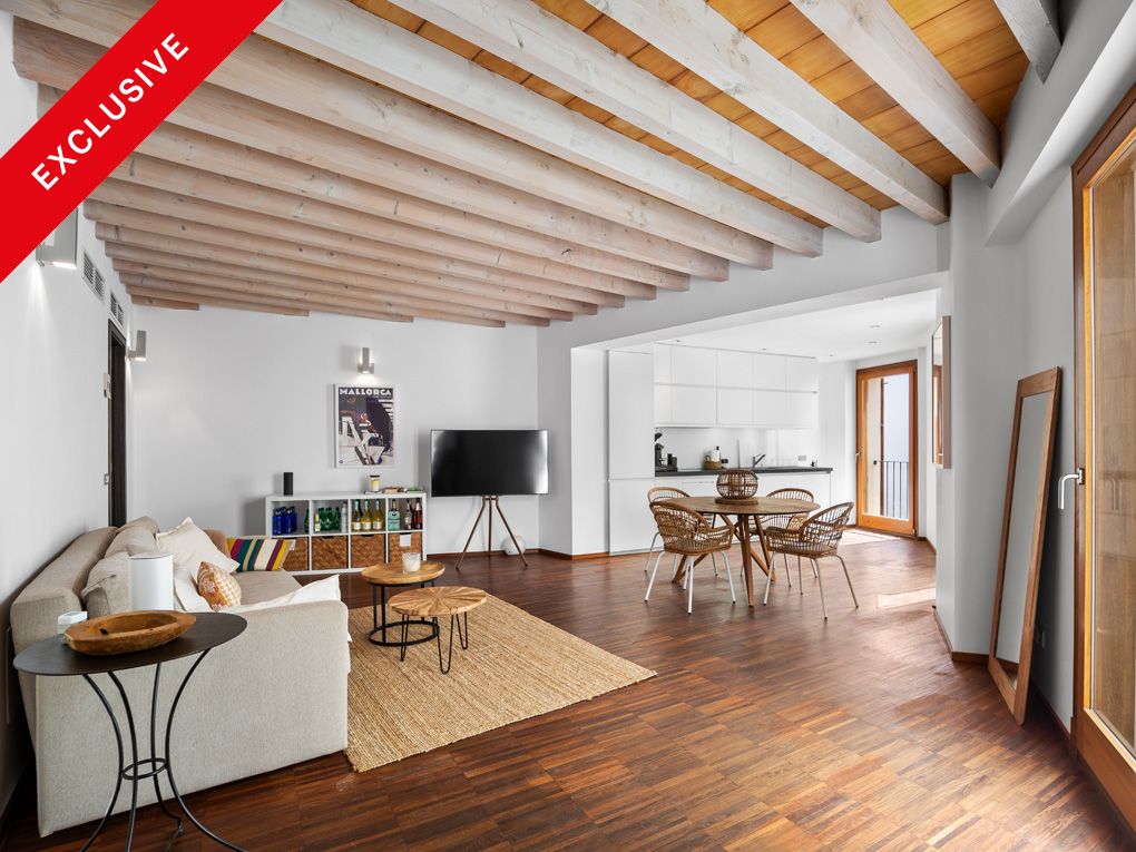 Bright flat with lift, balcony and parking close to the cathedral