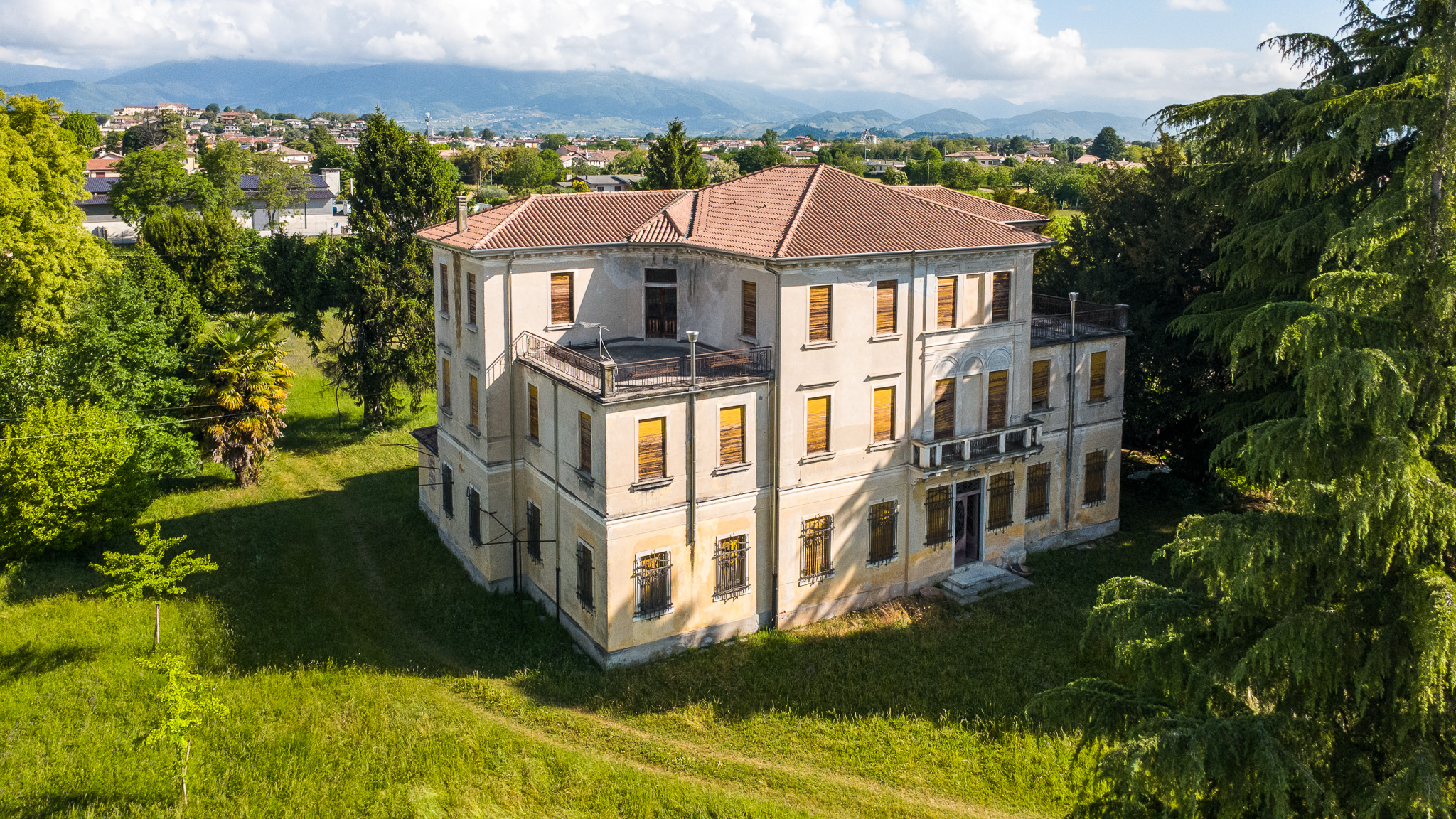 Prestigeträchtige historische Villa mit Privatpark