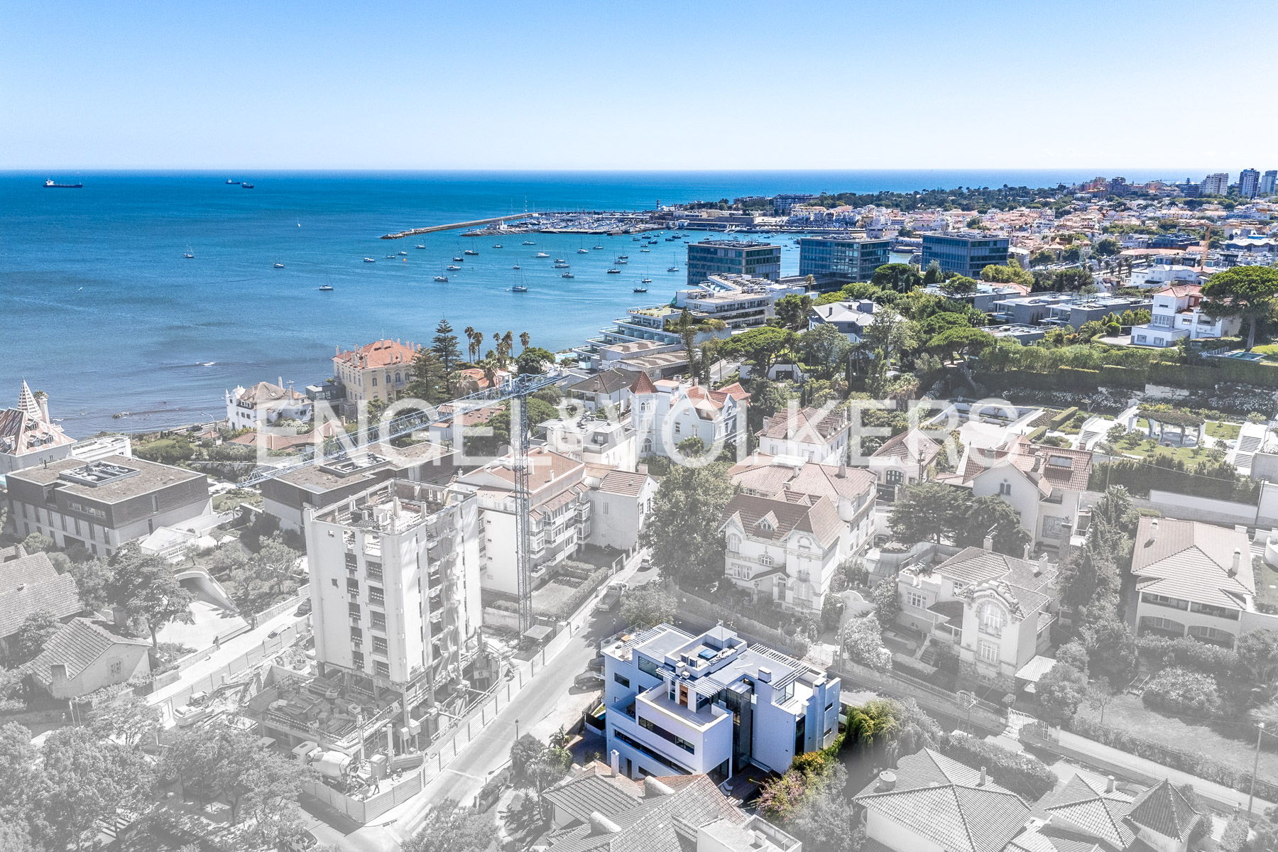 4-Bedroom Apartment with Rooftop in Estoril