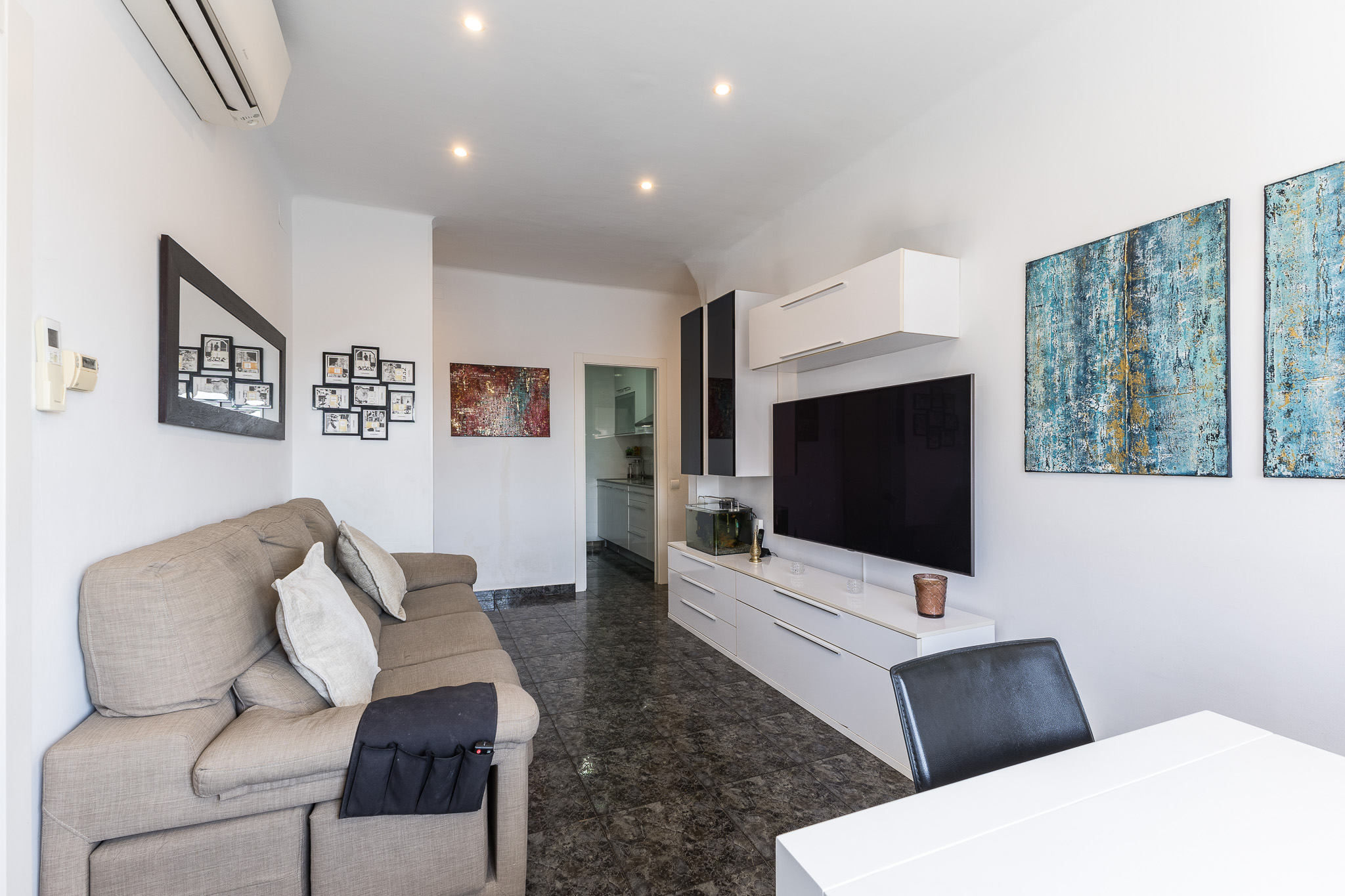 Acollidor apartament reformat amb balcó orientat al sud a Esplugues de Llobregat, al costat de Barcelona, amb 3 dormitoris, ascensor i excel·lents connexions metropolitanes
