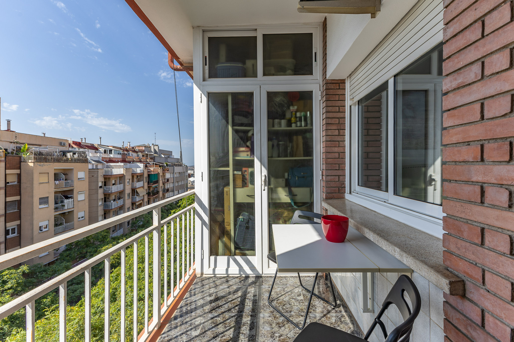 Acollidor apartament reformat amb balcó orientat al sud a Esplugues de Llobregat, al costat de Barcelona, amb 3 dormitoris, ascensor i excel·lents connexions metropolitanes