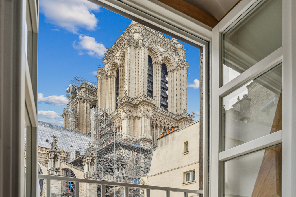 PARIS IV - Claim the Parisian Art de Vivre with this iconic residence facing Nôtre-Dame - Île de la Cité