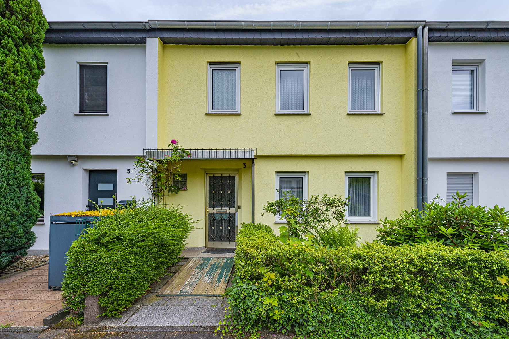 Viel Potenzial in zentraler Lage – Charmantes Reihenhaus mit Loggia und Garten