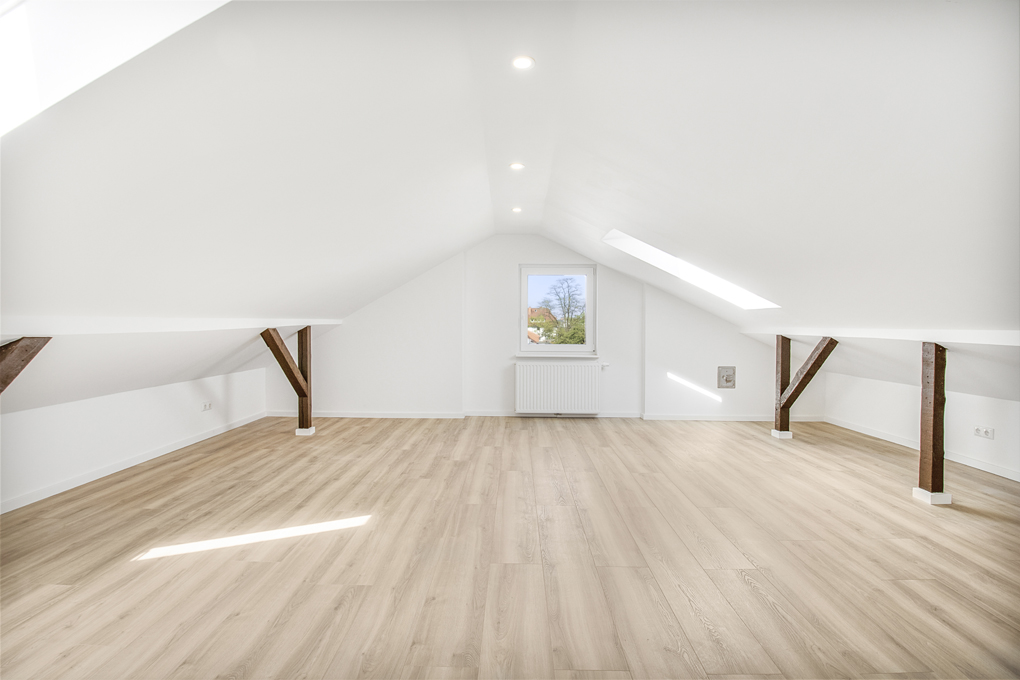 Lichtdurchflutete Maisonettewohnung mit Loggia, Balkon & offenem Spitzboden – Ein Wohntraum über den Dächern der Stadt