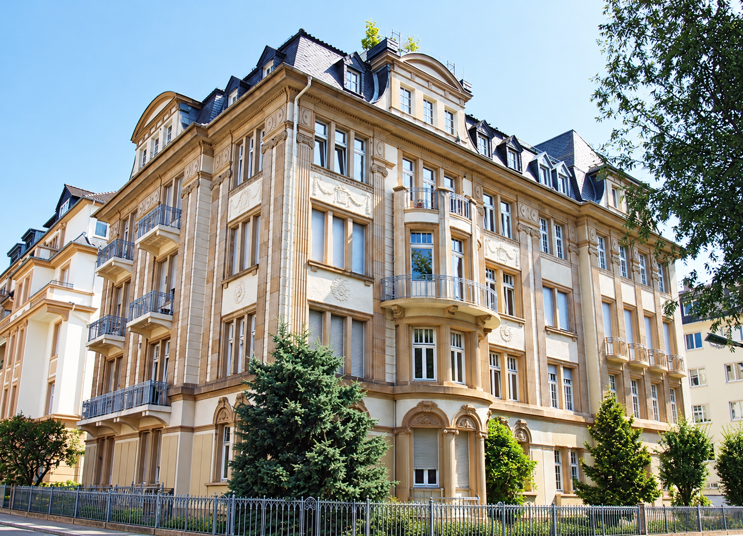 Exklusive Dachgeschoss-Maisonette im neoklassizistischen Haus im Westend