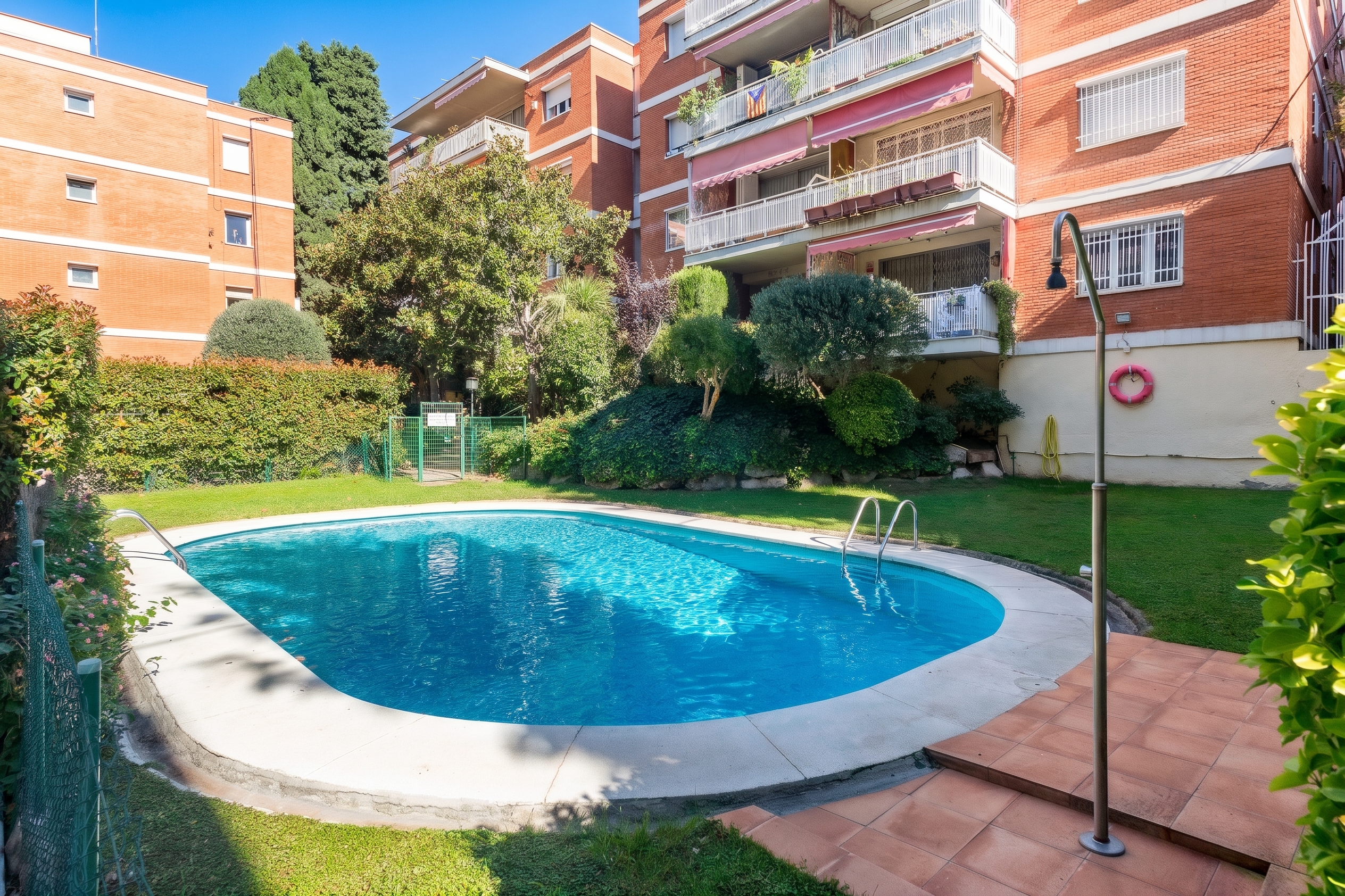 Exclusiu pis amb terrassa, piscina i  2 aparcament a Vallcarca [Editat amb IA]