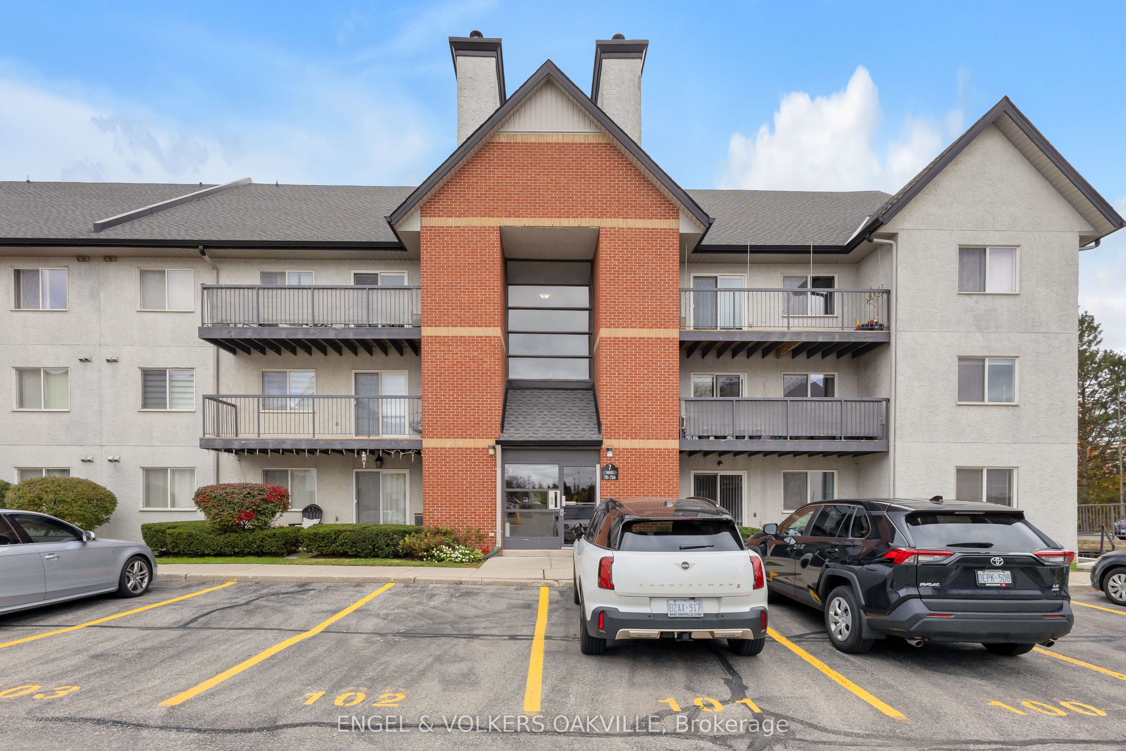 Experience Updated Condo Living in Glen Abbey