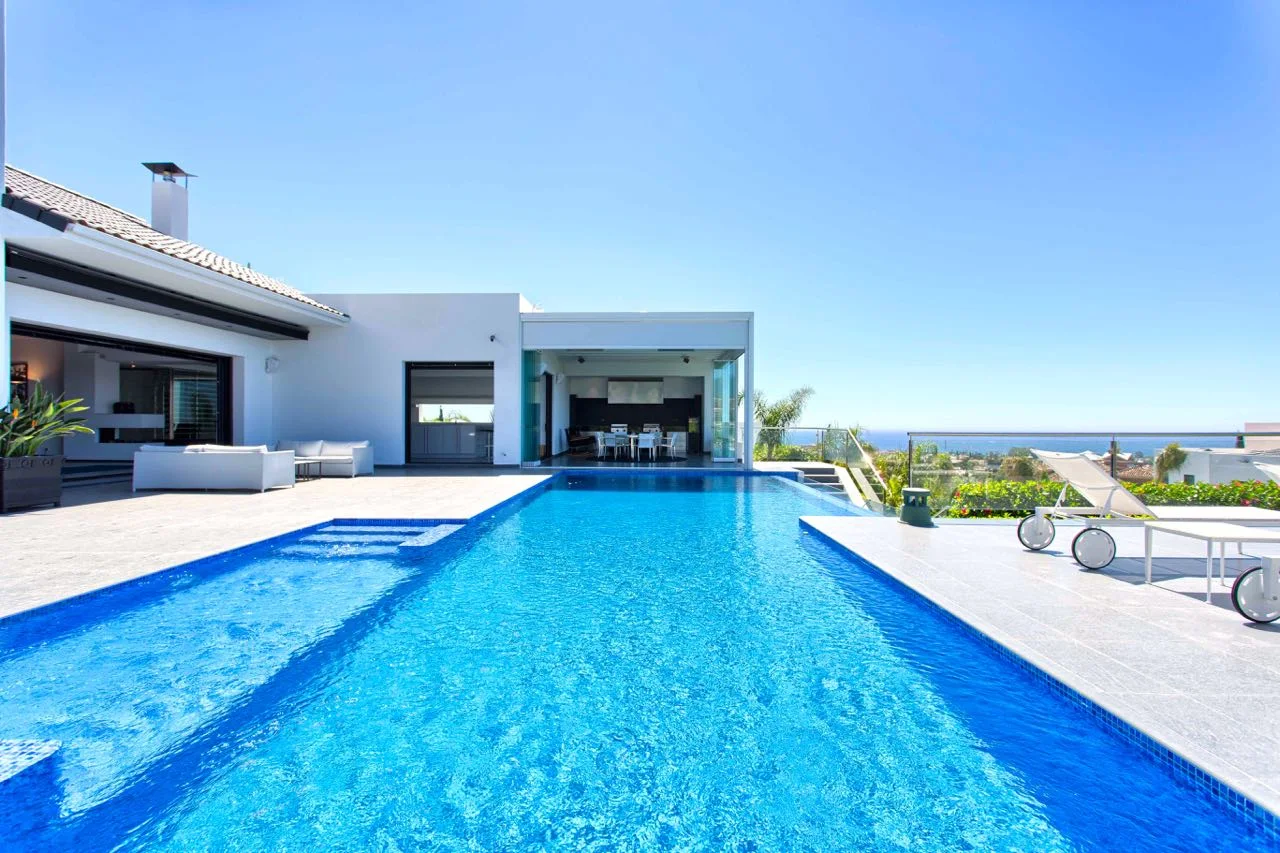 Zeitgenössische Luxusvilla in Los Flamingos Golf mit atemberaubendem Meerblick