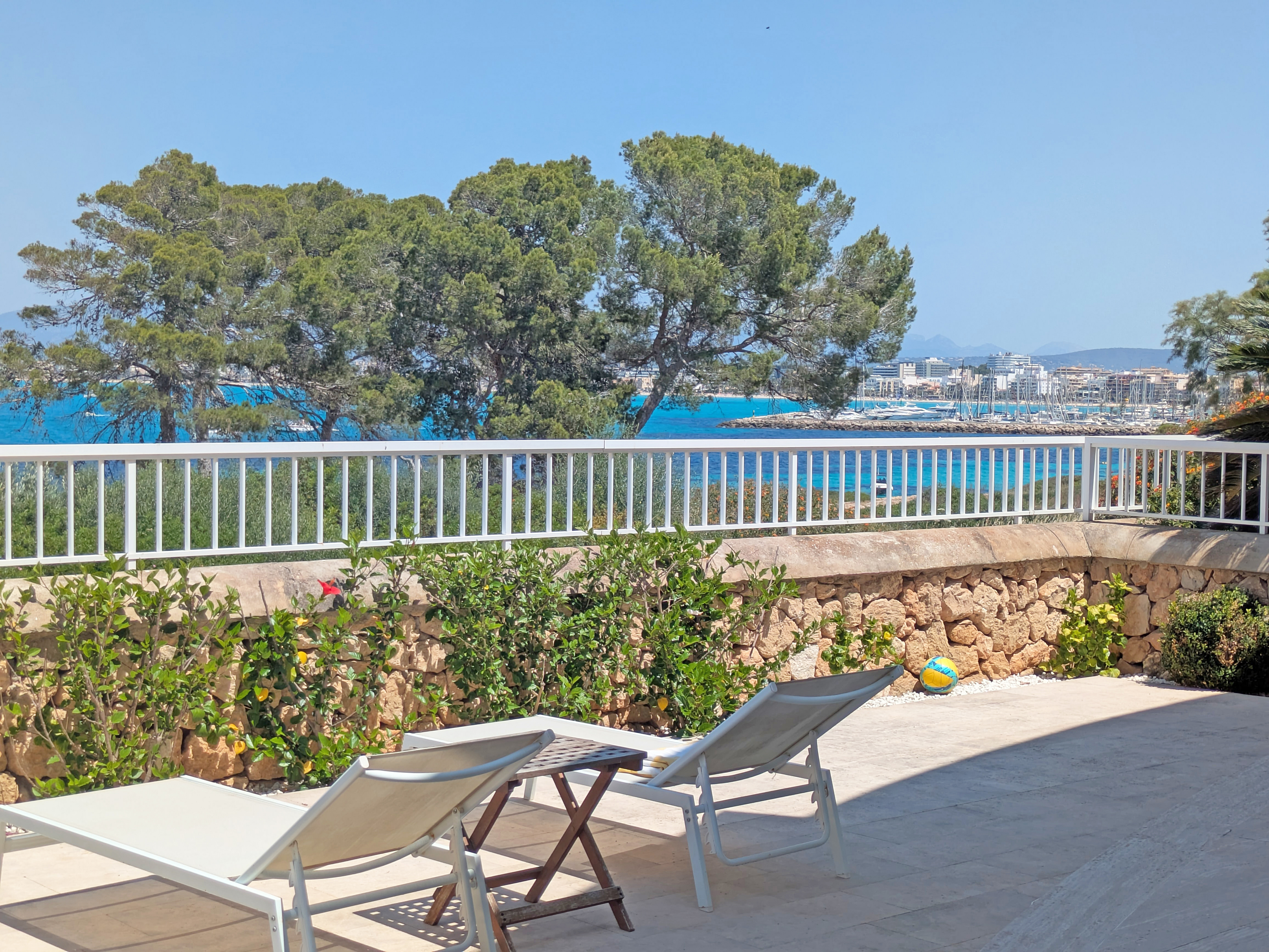 Beautiful ground-floor with direct access to the coast