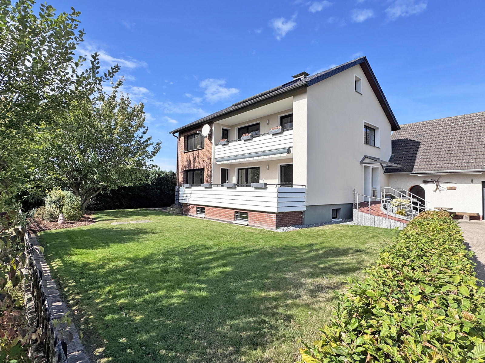 Großzügiges Zweifamilienhaus mit viel Platz in unverbauter Lage