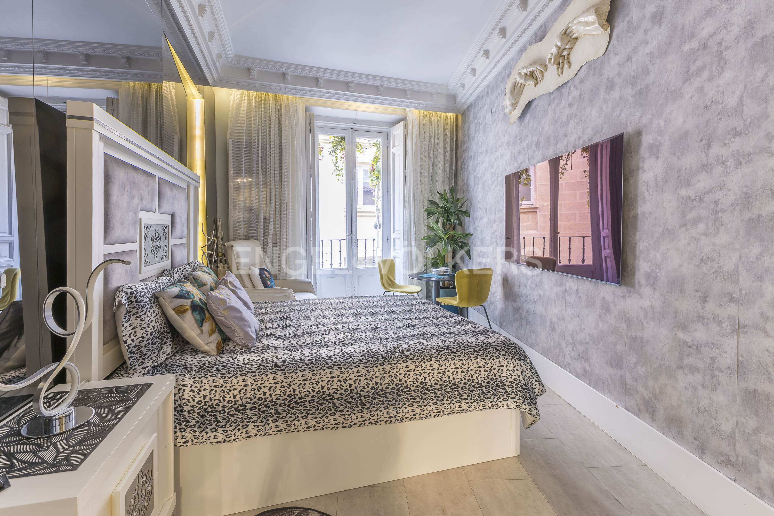 Exclusive designer apartment in Sol / Gran Vía – Summer short-term rental
