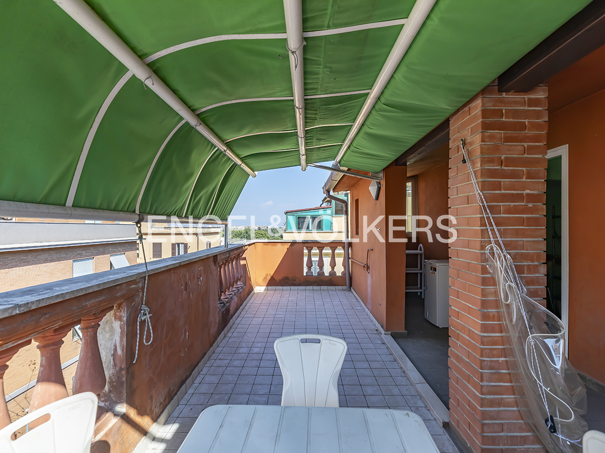 Spacious apartment with terrace near Viale Ippocrate Avenue