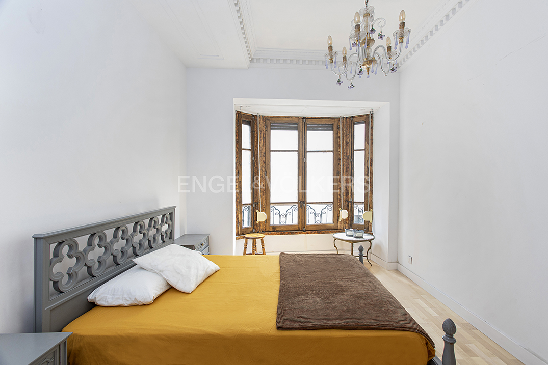 Spacious apartment with patio in the heart of downtown