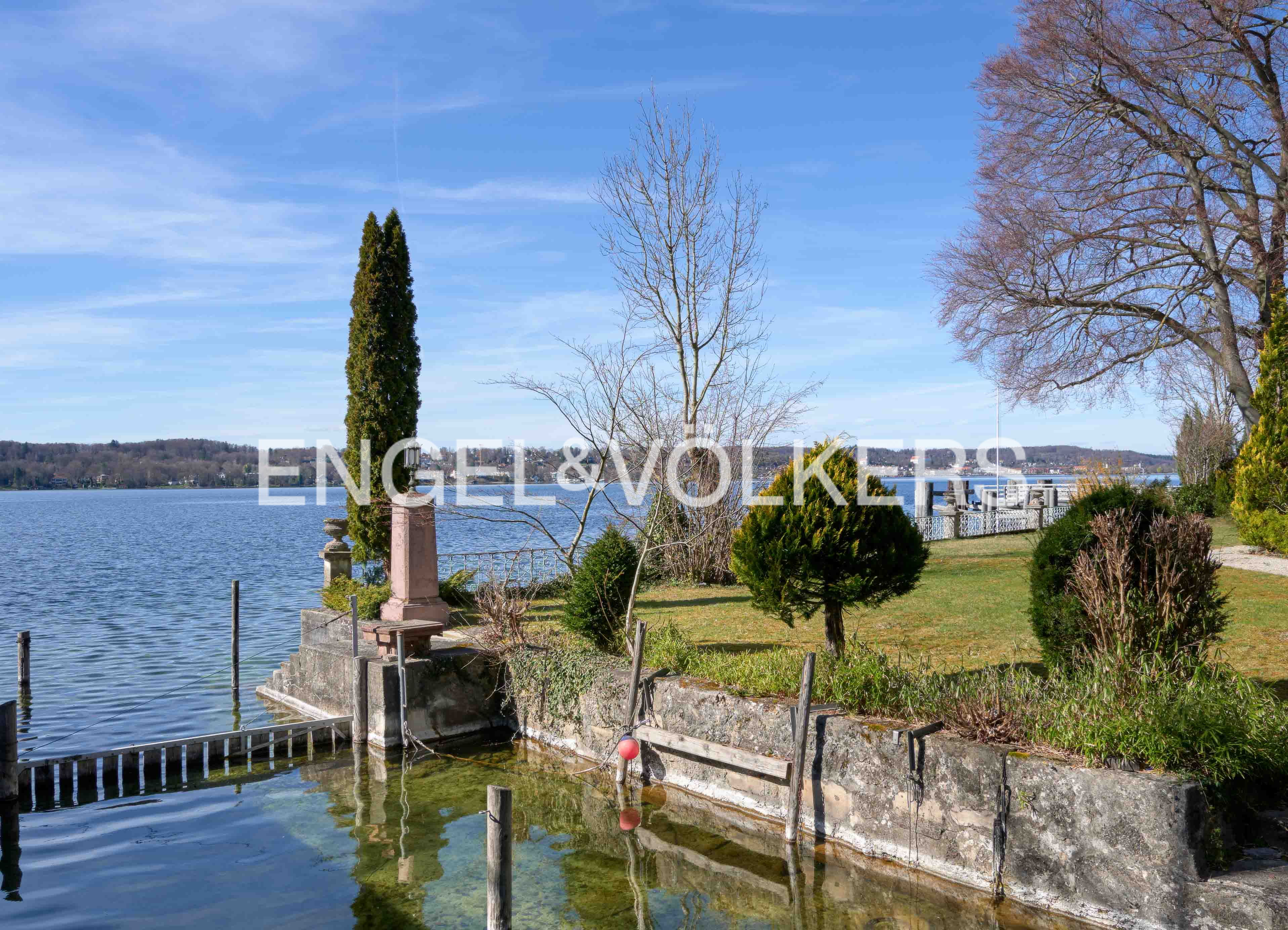 Traumhaftes Seegrundstück mit eigenem Hafen und reizvoller Villa!