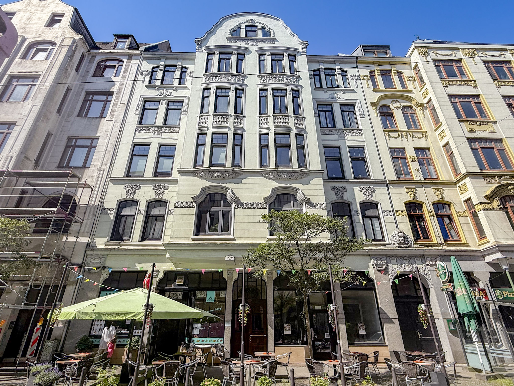 Klassische Altbauarchitektur trifft urbanes Lebensgefühl im beliebten Szeneviertel