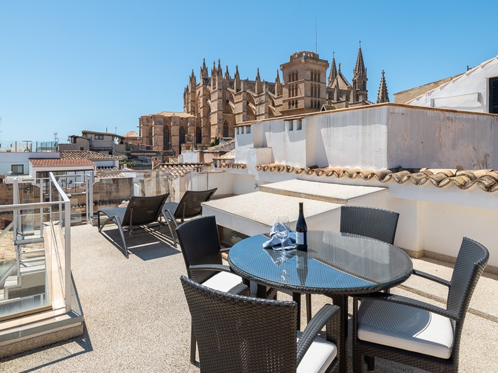 Modern, light-filled penthouse with a stunning rooftop terrace