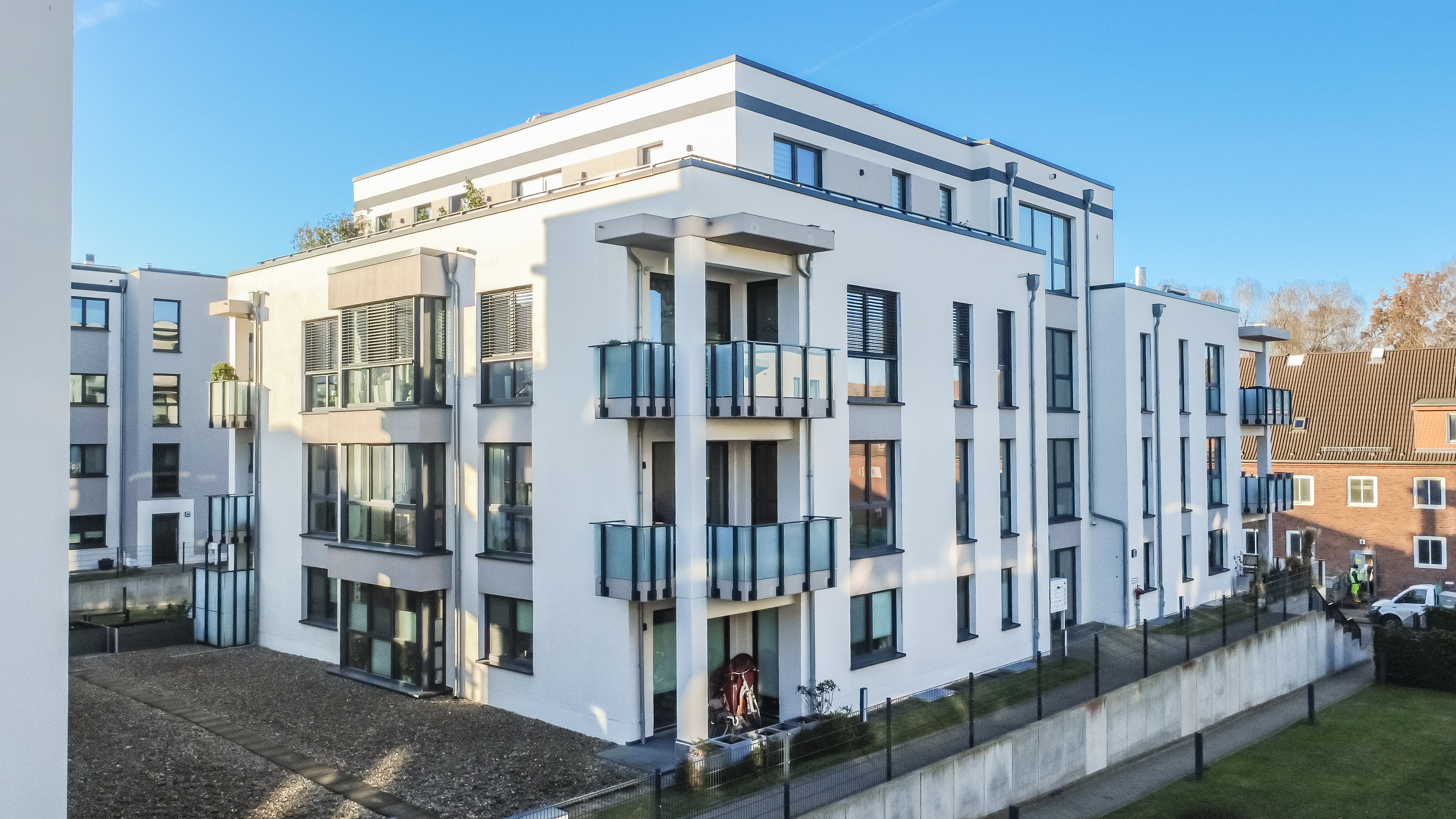 Elegant ausgestattete 3-Zimmer-Eigentumswohnung
2.OG, 2 Bäder, 2 Balkone, TG-Stellplatz, Aufzug
Strand, Meer und Ortszentrum fußläufig erreichbar
