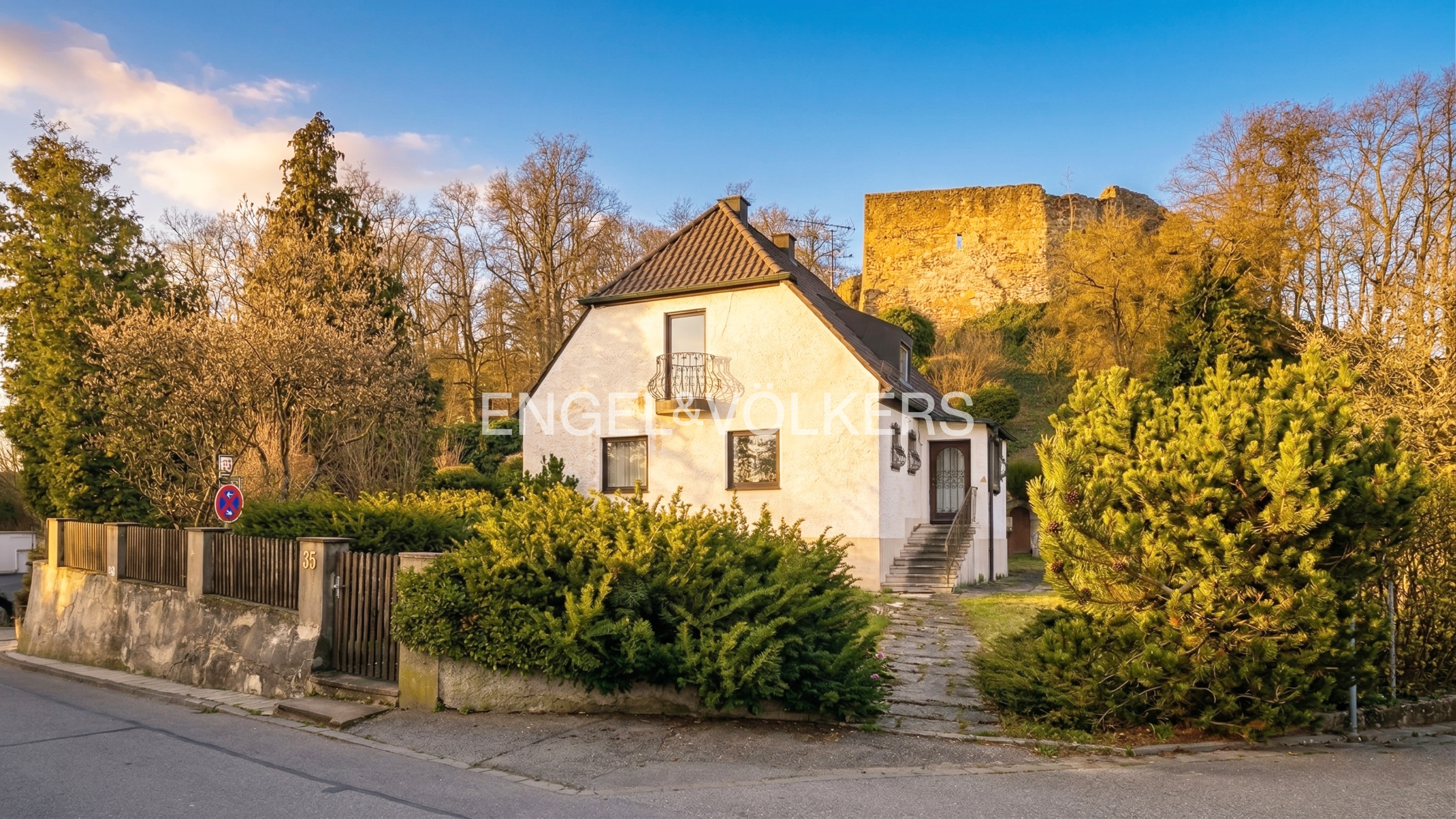 Altbestand auf idyllisch gelegenem Grundstück in einzigartiger Lage an der Burg Donaustauf