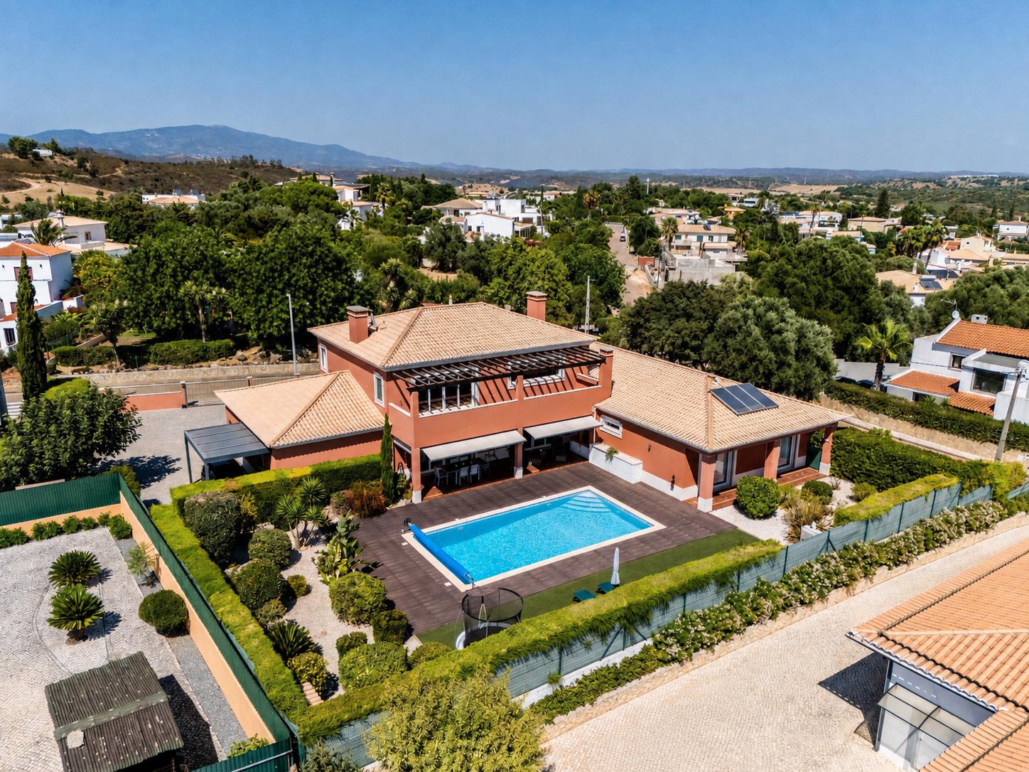 Elegant 4-Bedroom Villa with Pool in Monte Canelas
